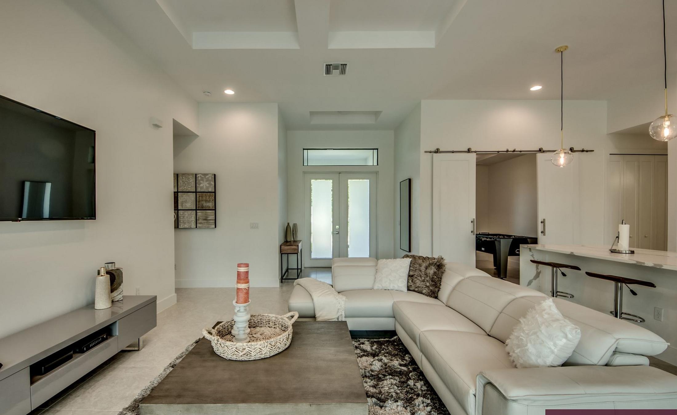 Privater Pool mit integriertem Spa am Kanal.