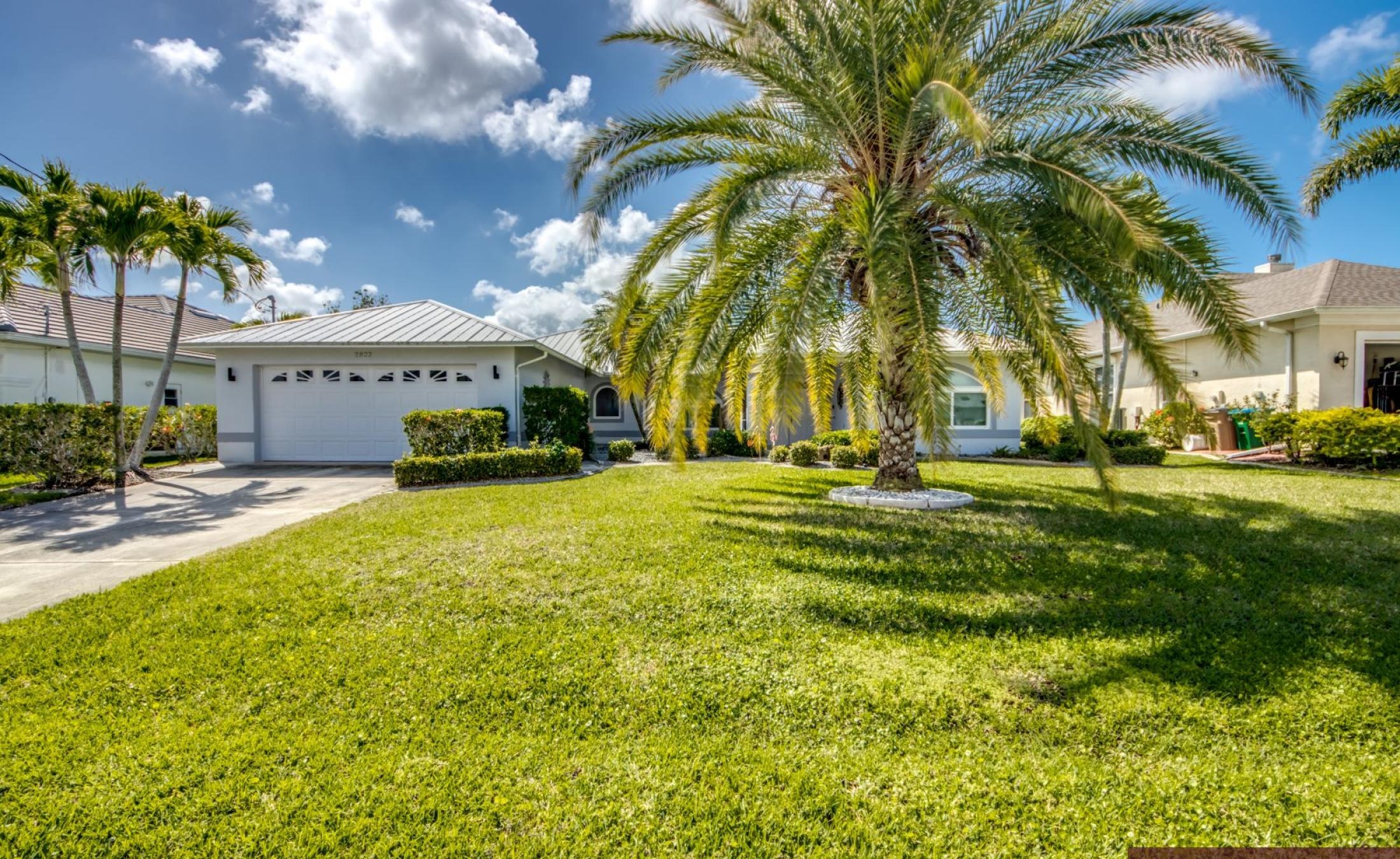 Südseitiger Poolbereich am Kanal mit Bootsdock und Bootslift.