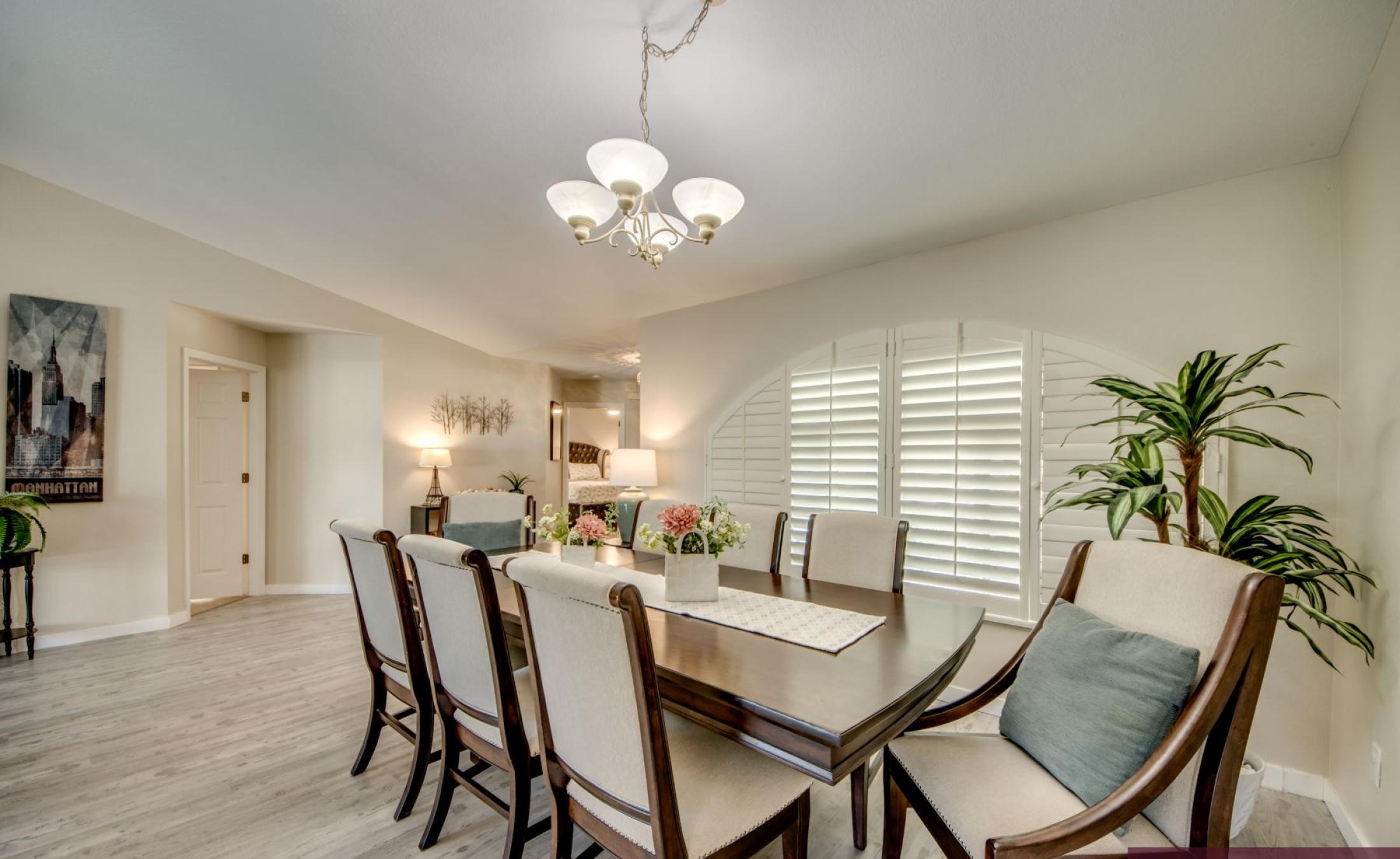 Sonniges Pooldeck mit beheiztem Pool am Kanal und Bootsdock.