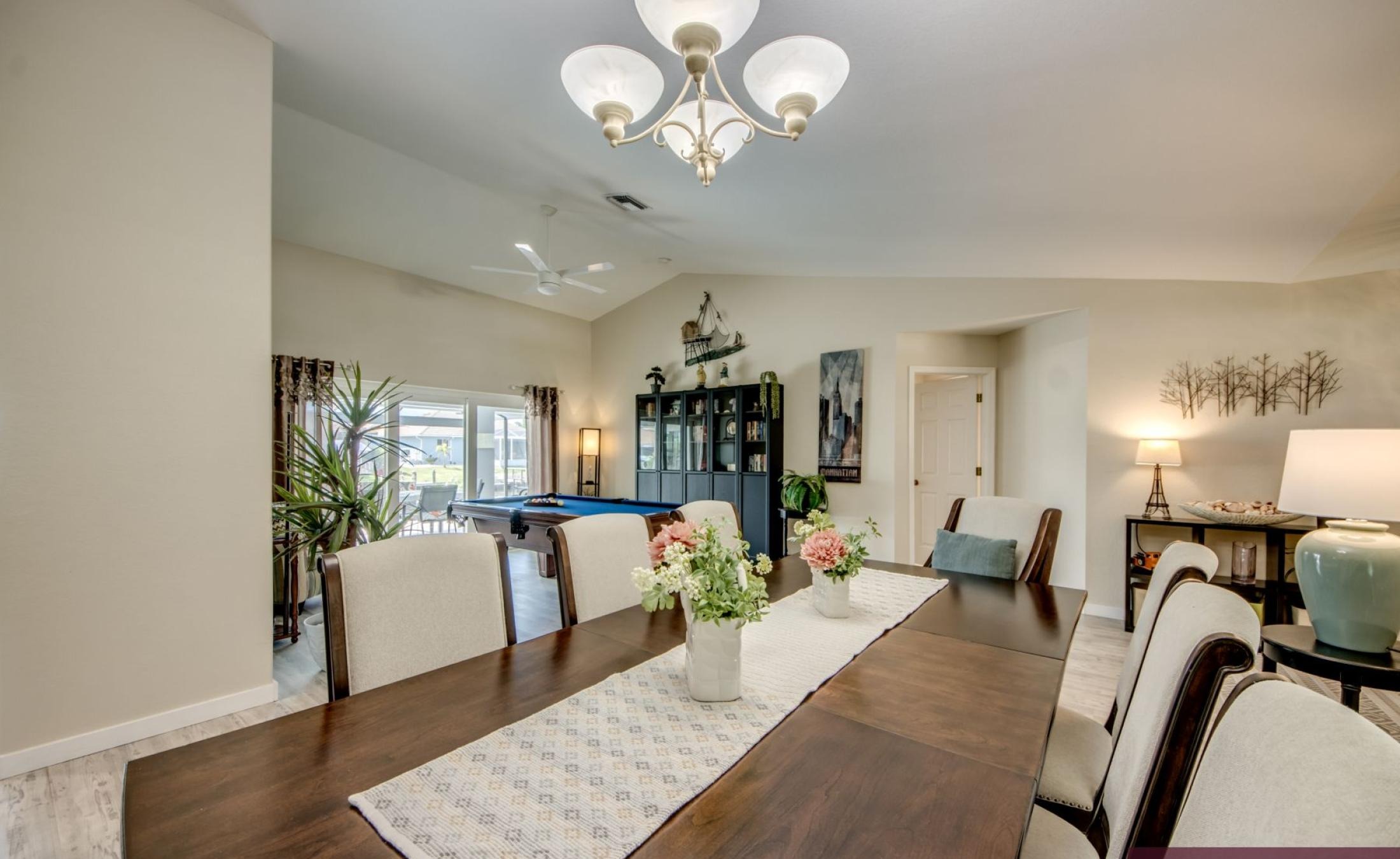 Sonniges Pooldeck mit beheiztem Pool und Blick auf den Kanal.