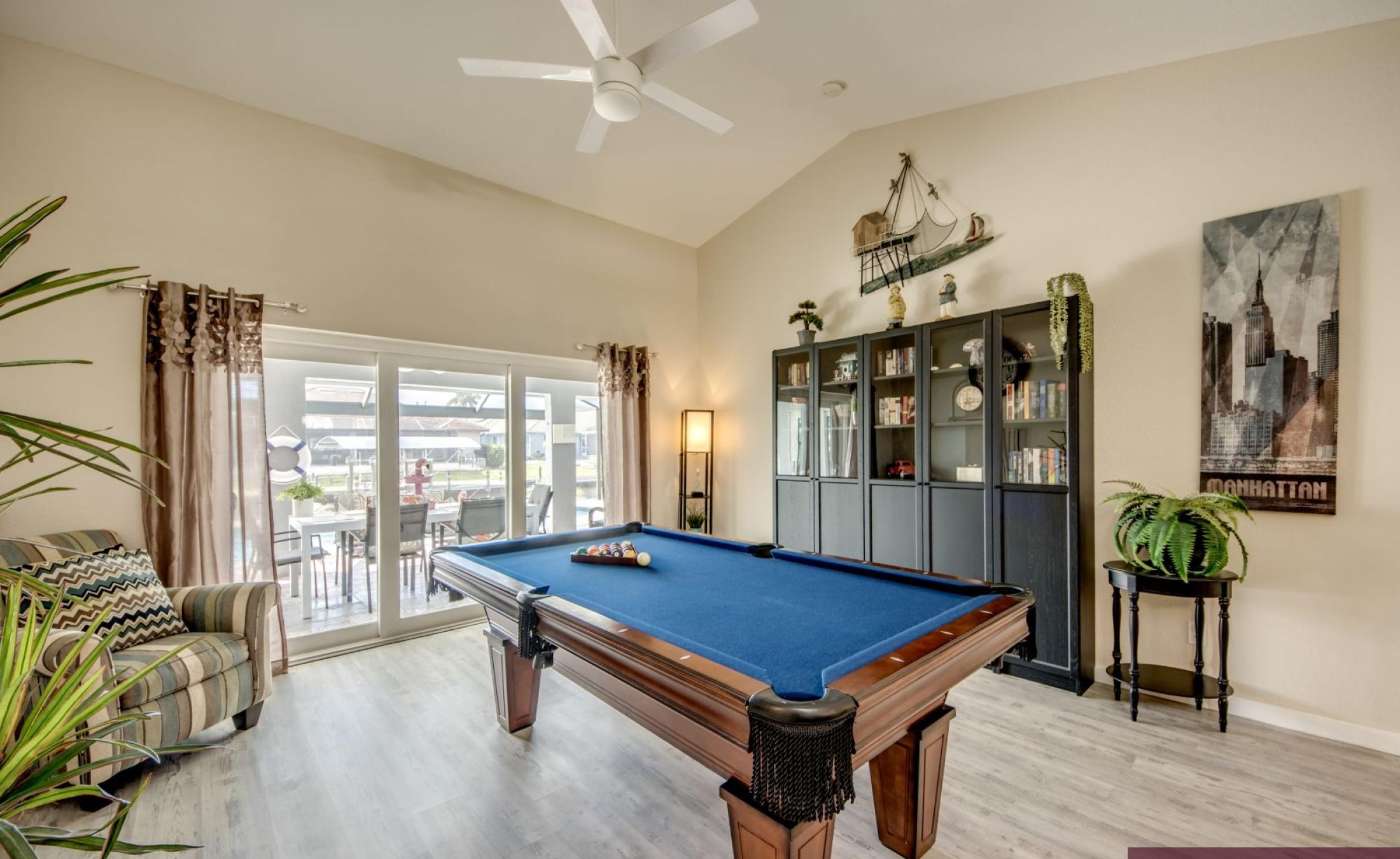 Elektrisch beheizter Pool am Kanal mit Bootsdock und Bootslift.