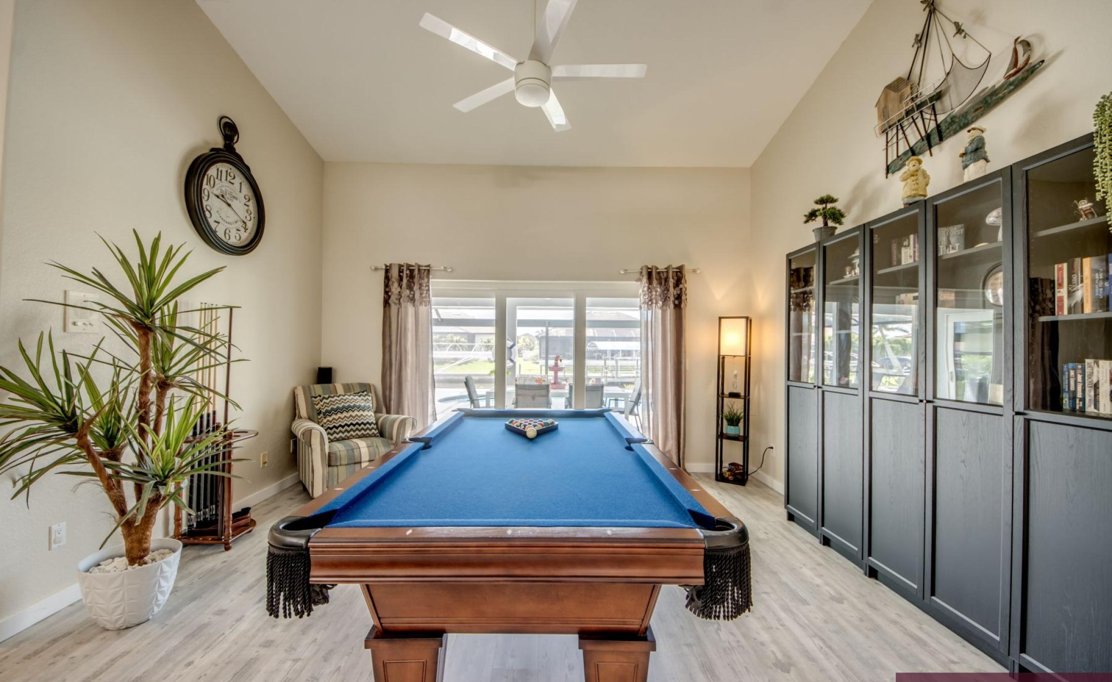 Südseitiger Poolbereich am Kanal mit Wasserblick und Bootsdock.