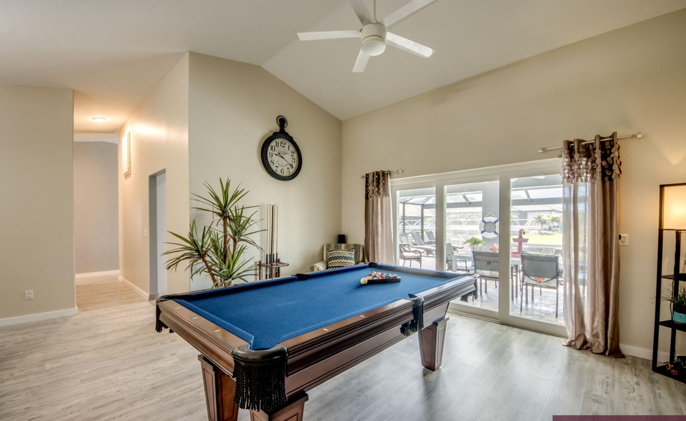 Sonniges Pooldeck am Kanal mit Wasserblick und privatem Bootsdock.