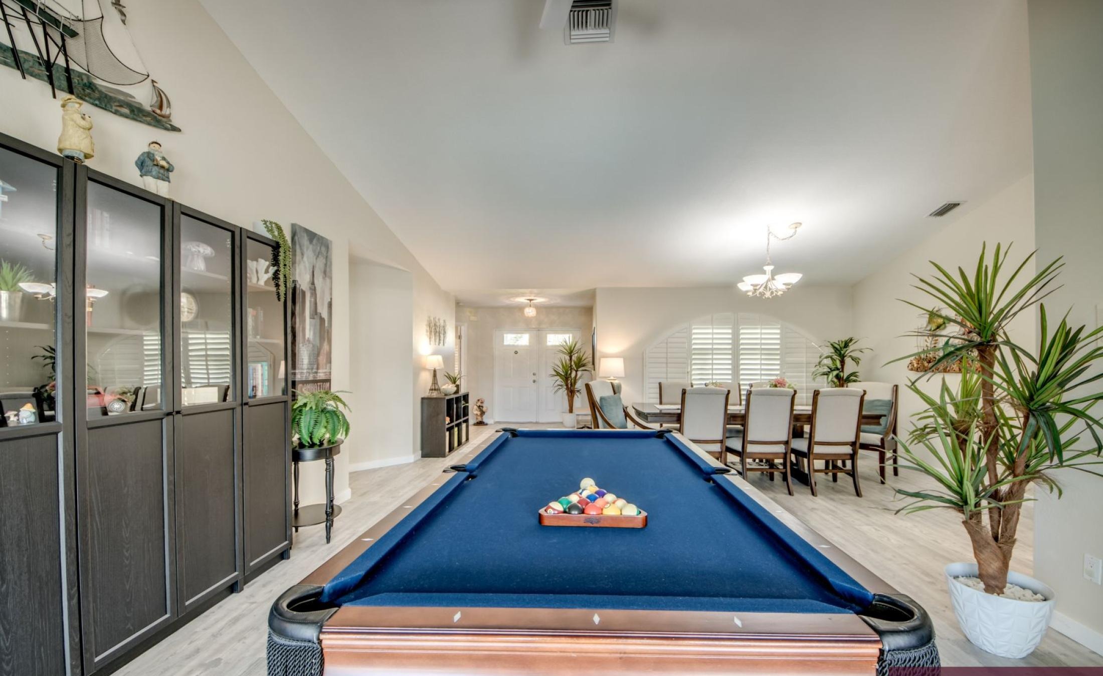 Sonniges Pooldeck mit beheiztem Pool am Kanal und Bootsdock.