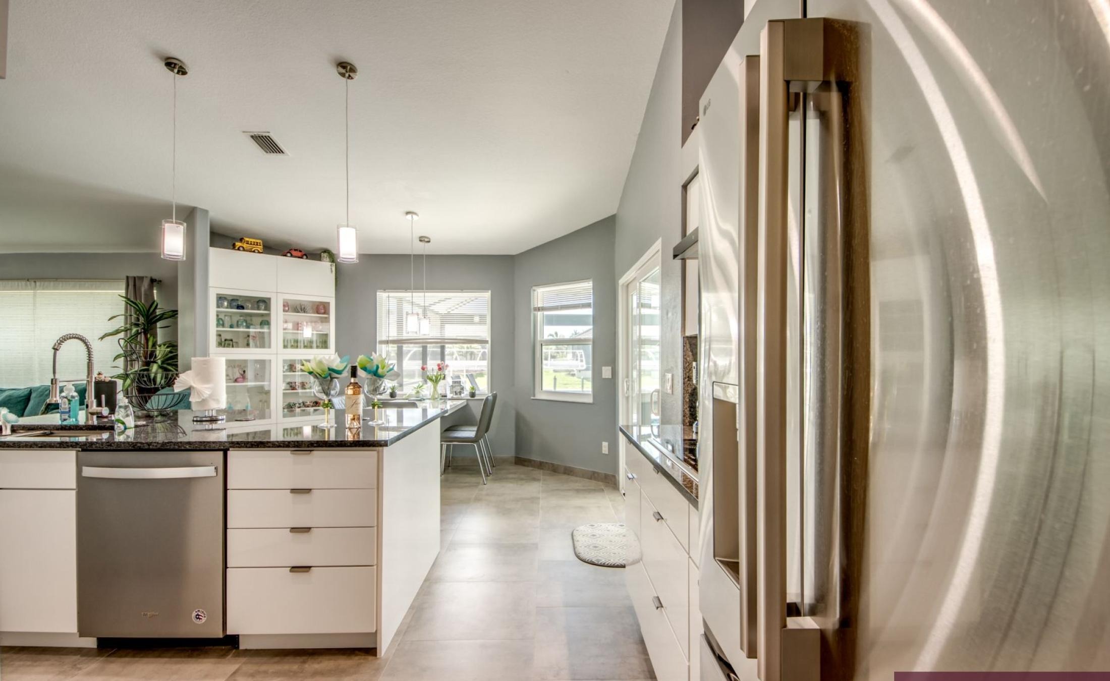 Sonniges Pooldeck mit beheiztem Pool am Kanal und Bootsdock.