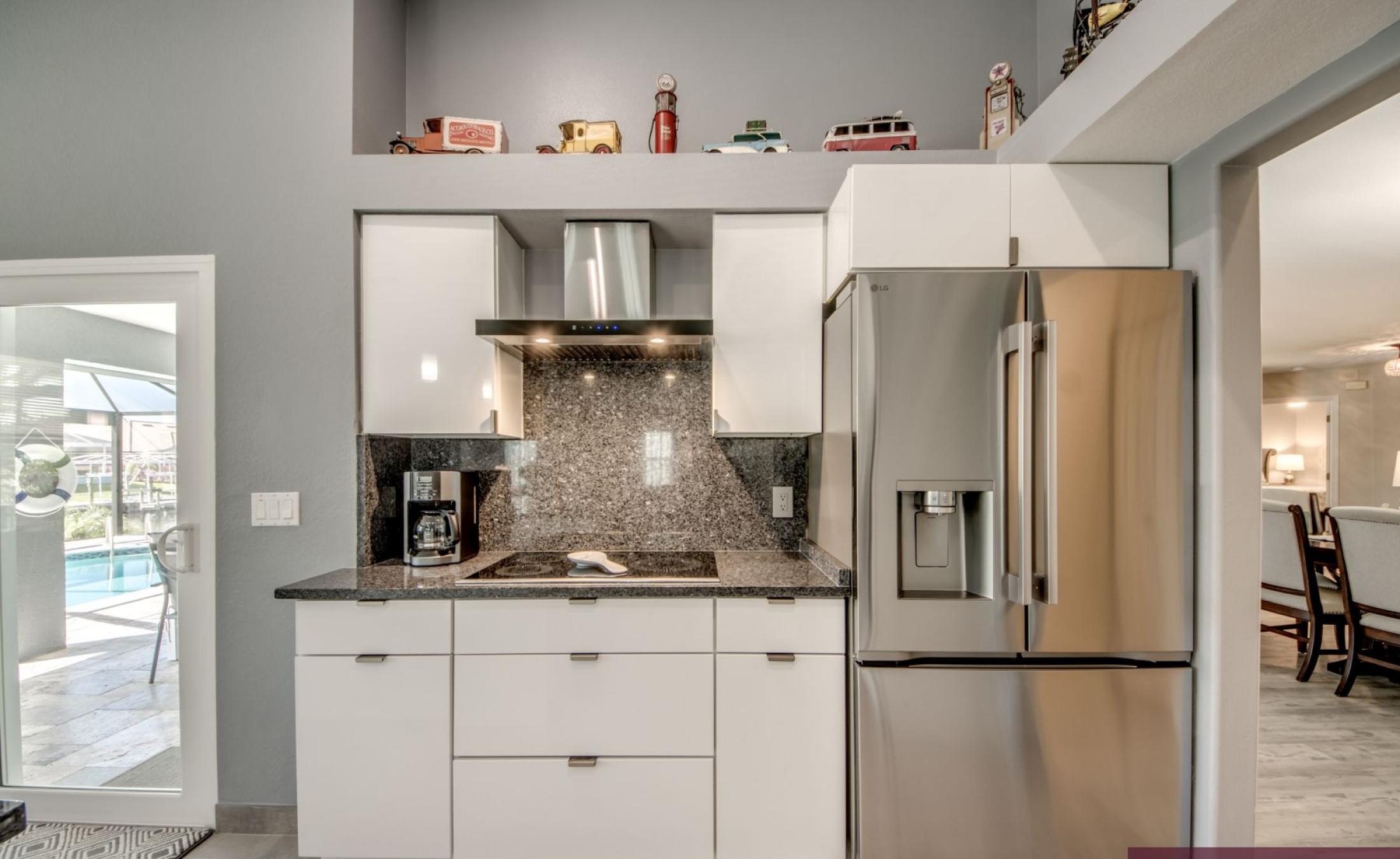 Südseitiger Poolbereich am Kanal mit Wasserblick