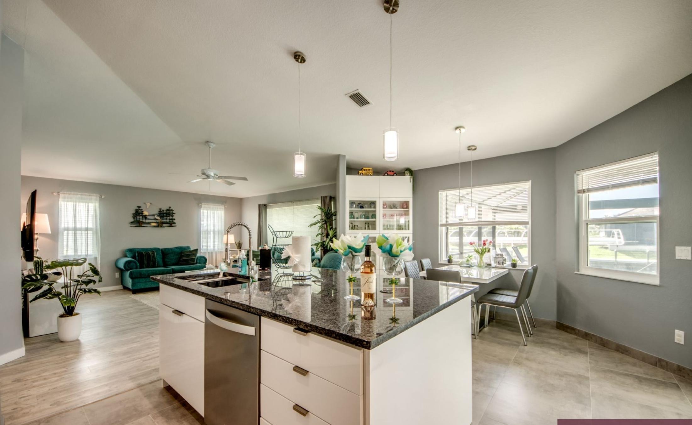 Sonniges Pooldeck mit beheiztem Pool und Blick auf den Kanal.