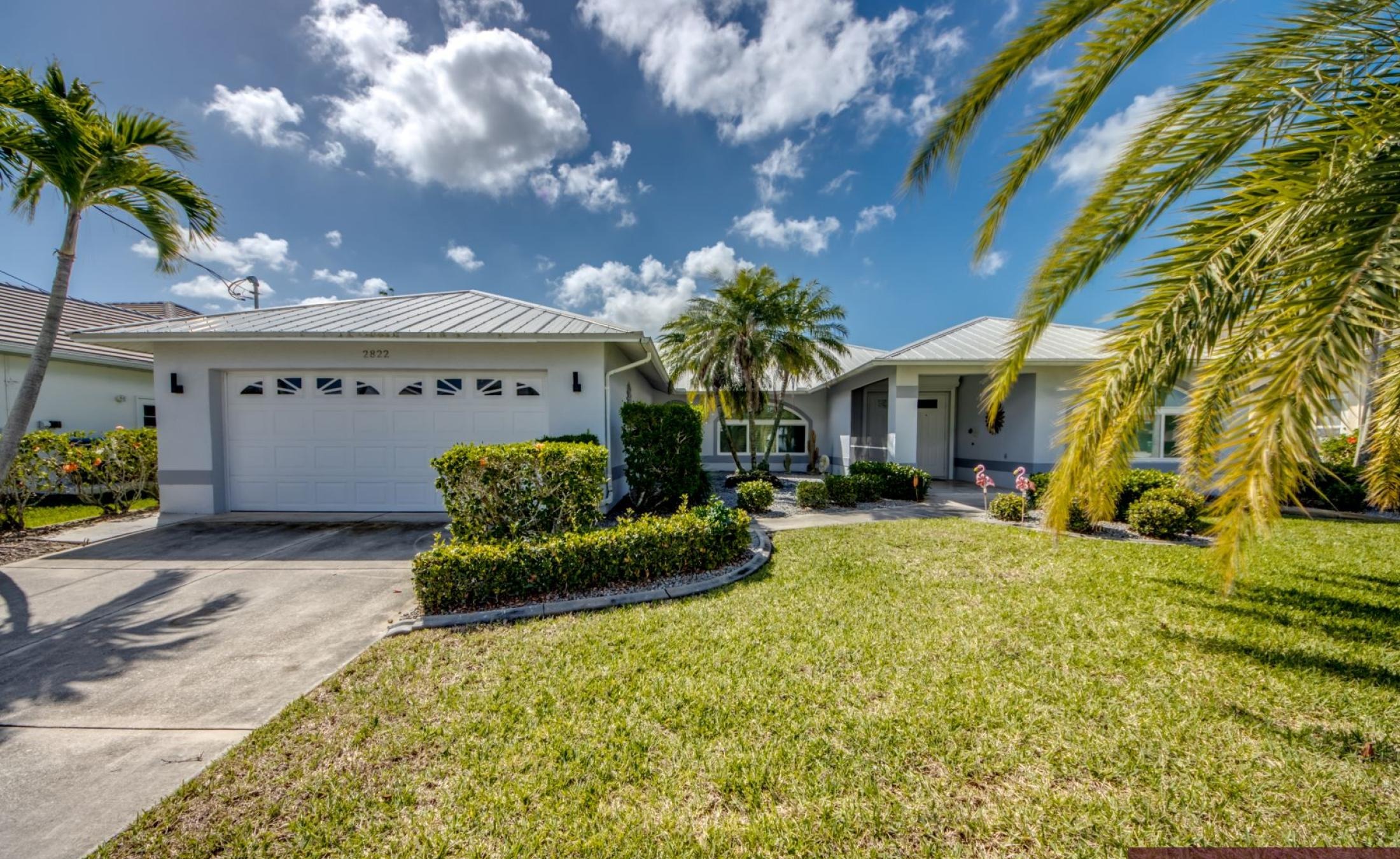 Sonniges Pooldeck mit elektrisch beheiztem Pool am Kanal.