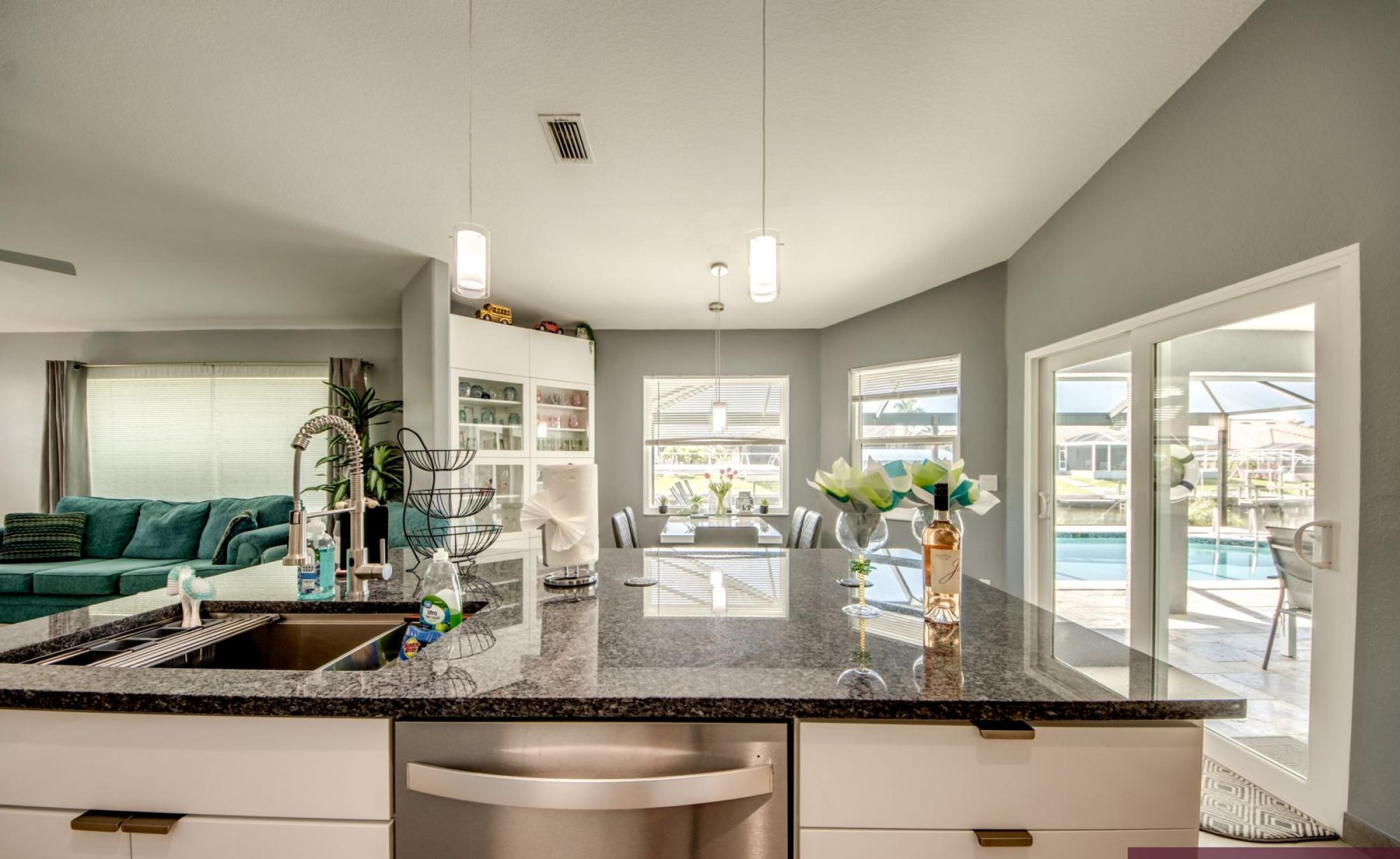 Sonniges Pooldeck mit elektrisch beheiztem Pool am Kanal.