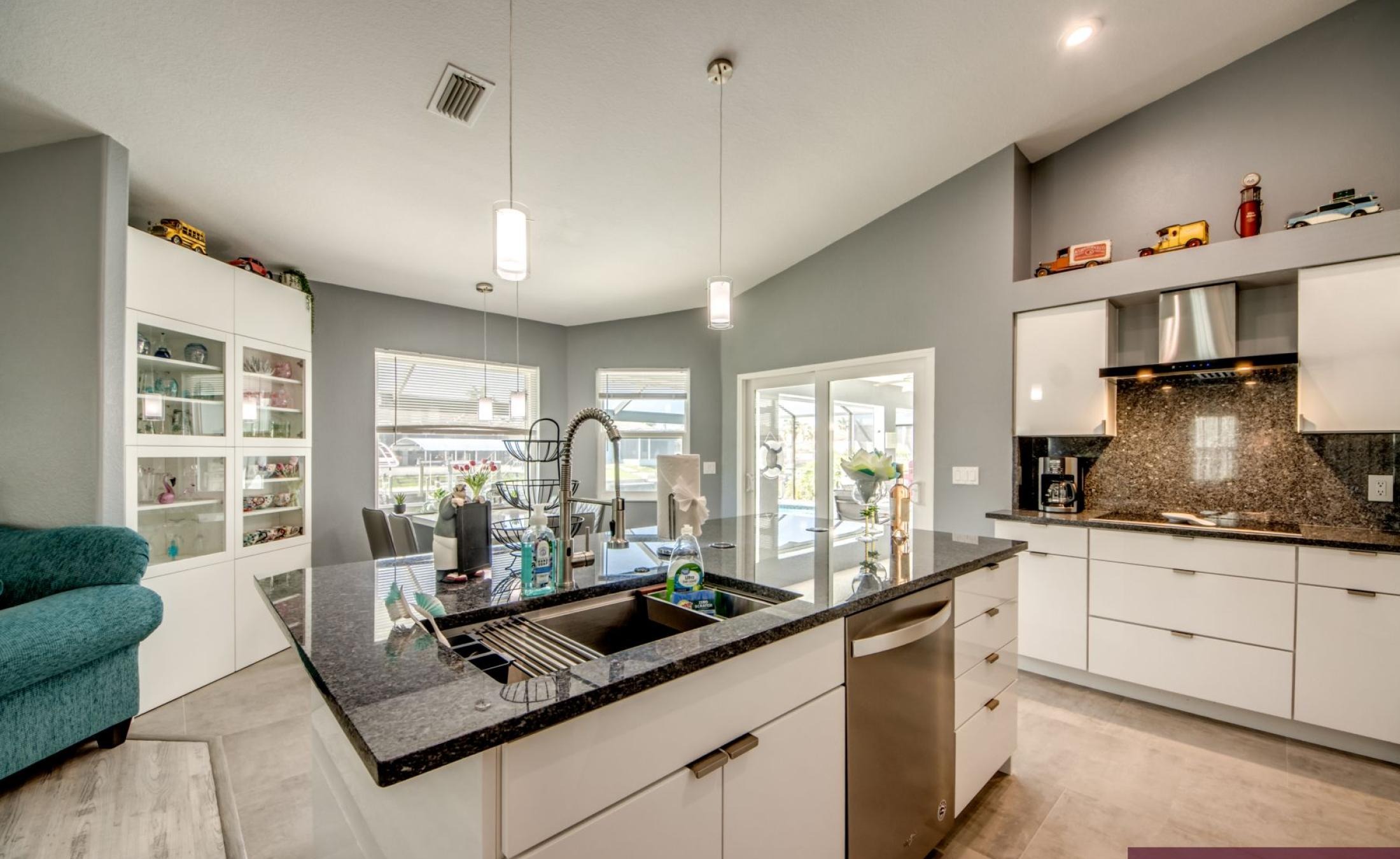 Sonniges Pooldeck mit beheiztem Pool am Kanal und Bootsdock.