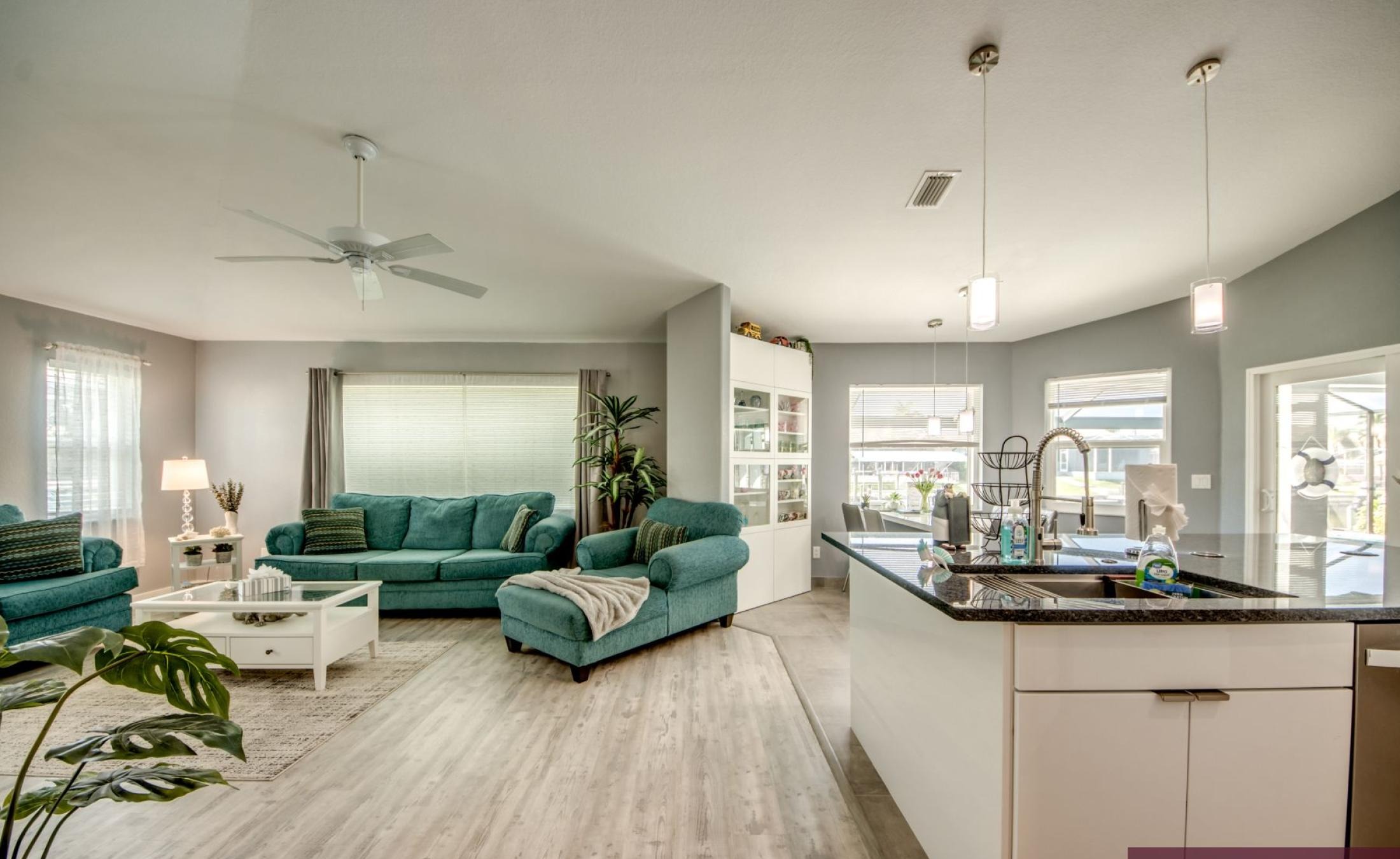 Sonniges Pooldeck mit elektrisch beheiztem Pool und Blick auf den Kanal.