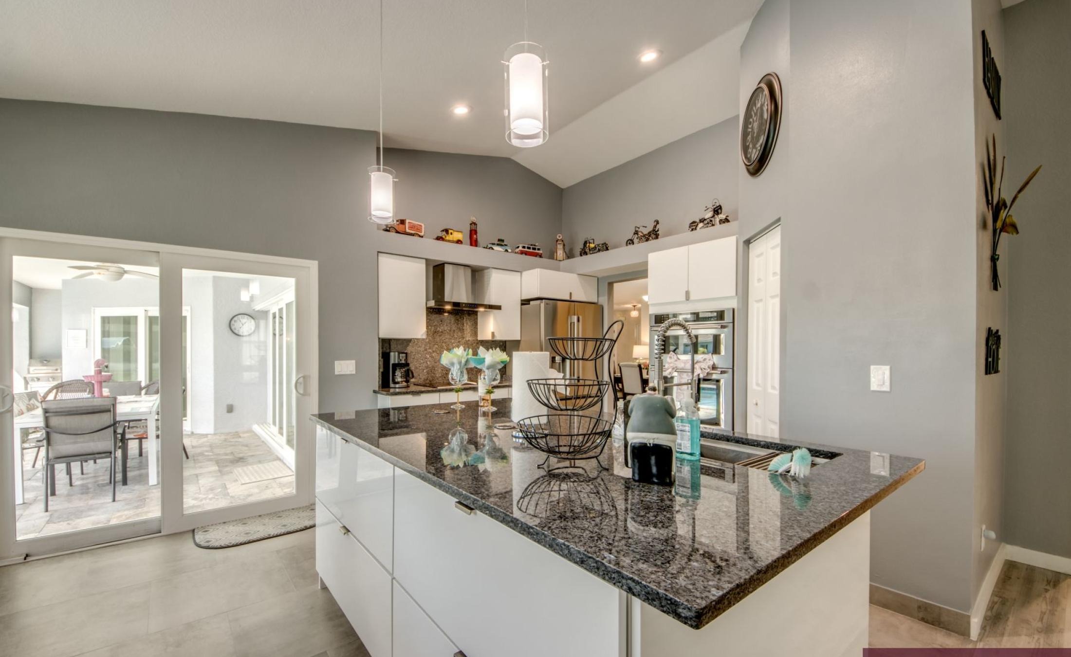 Sonniges Pooldeck mit beheiztem Pool und Blick auf den Kanal mit Bootsdock.