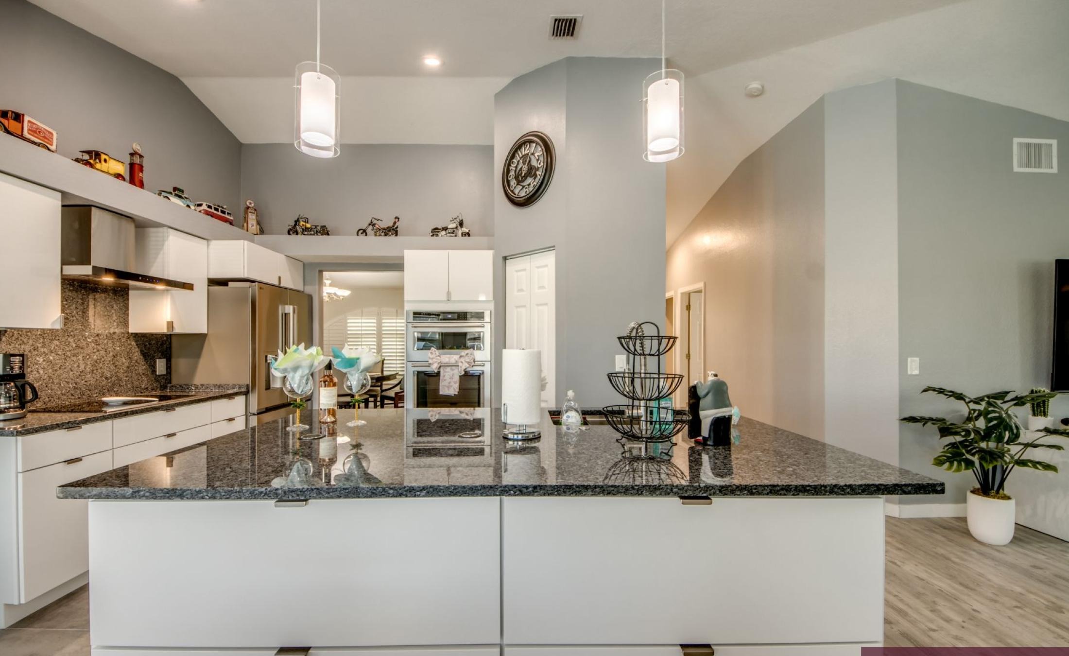 Sonniges Pooldeck mit beheiztem Pool und Blick auf den Kanal.