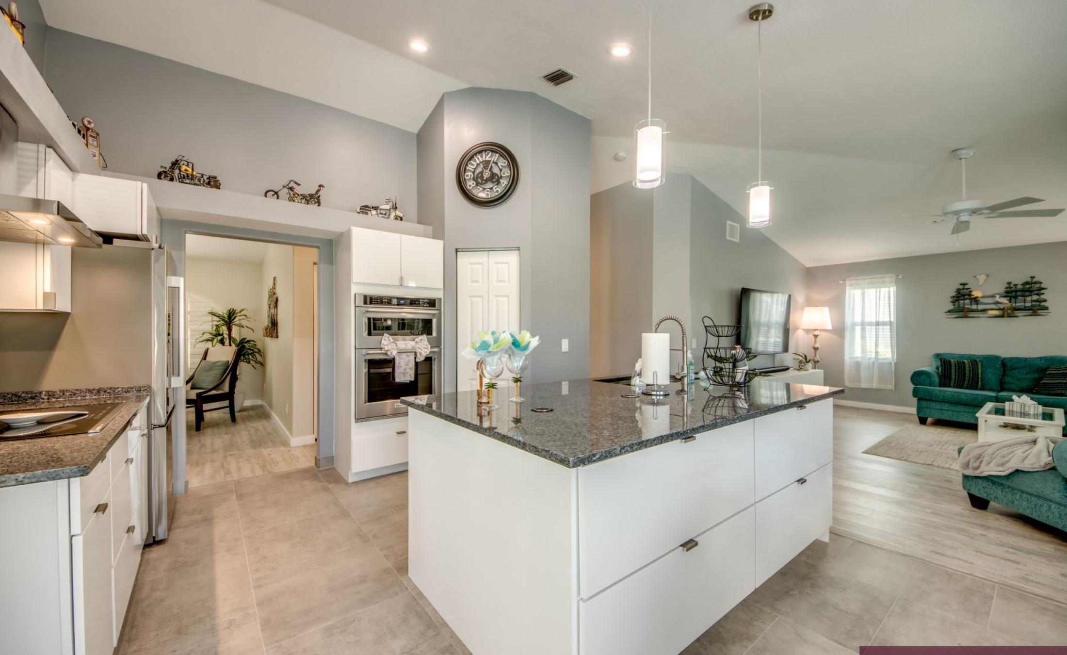 Beheizter Poolbereich am Kanal mit Bootsdock in Südausrichtung.