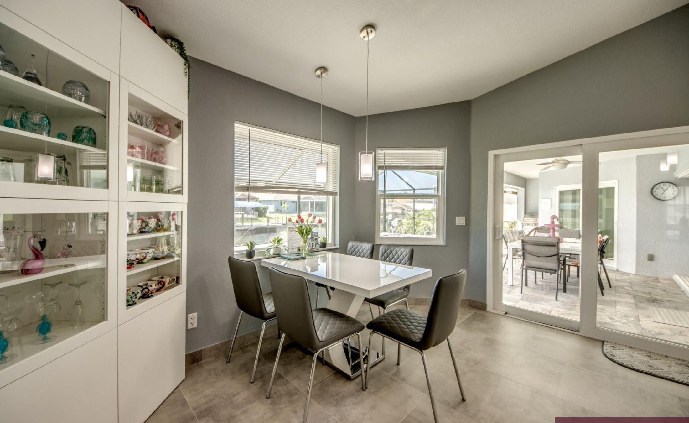 Beheizter Pool mit Sonnendeck in Südausrichtung am Kanal mit privatem Bootsdock.