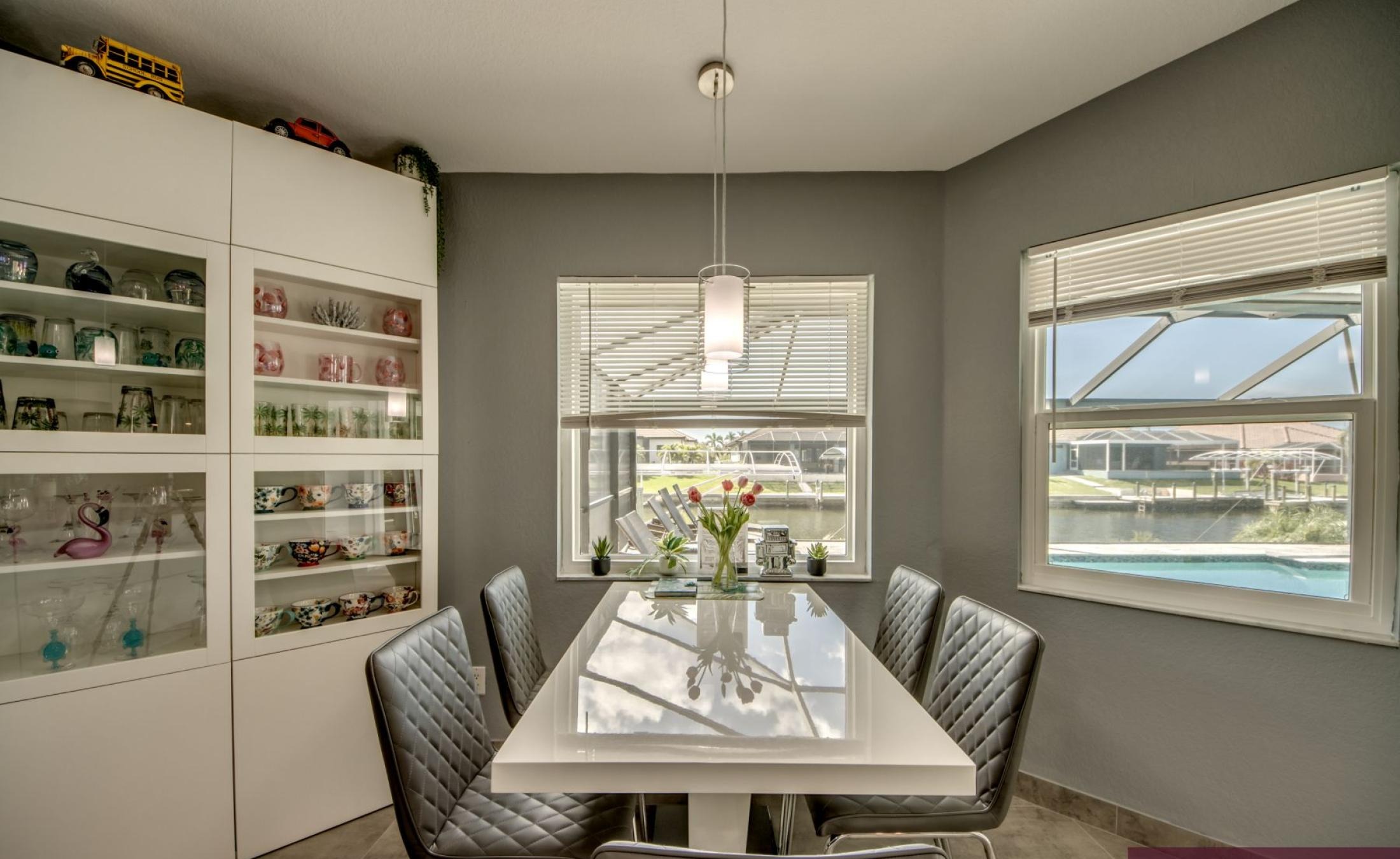 Sonniges Pooldeck mit beheiztem Pool und Blick auf den Kanal.