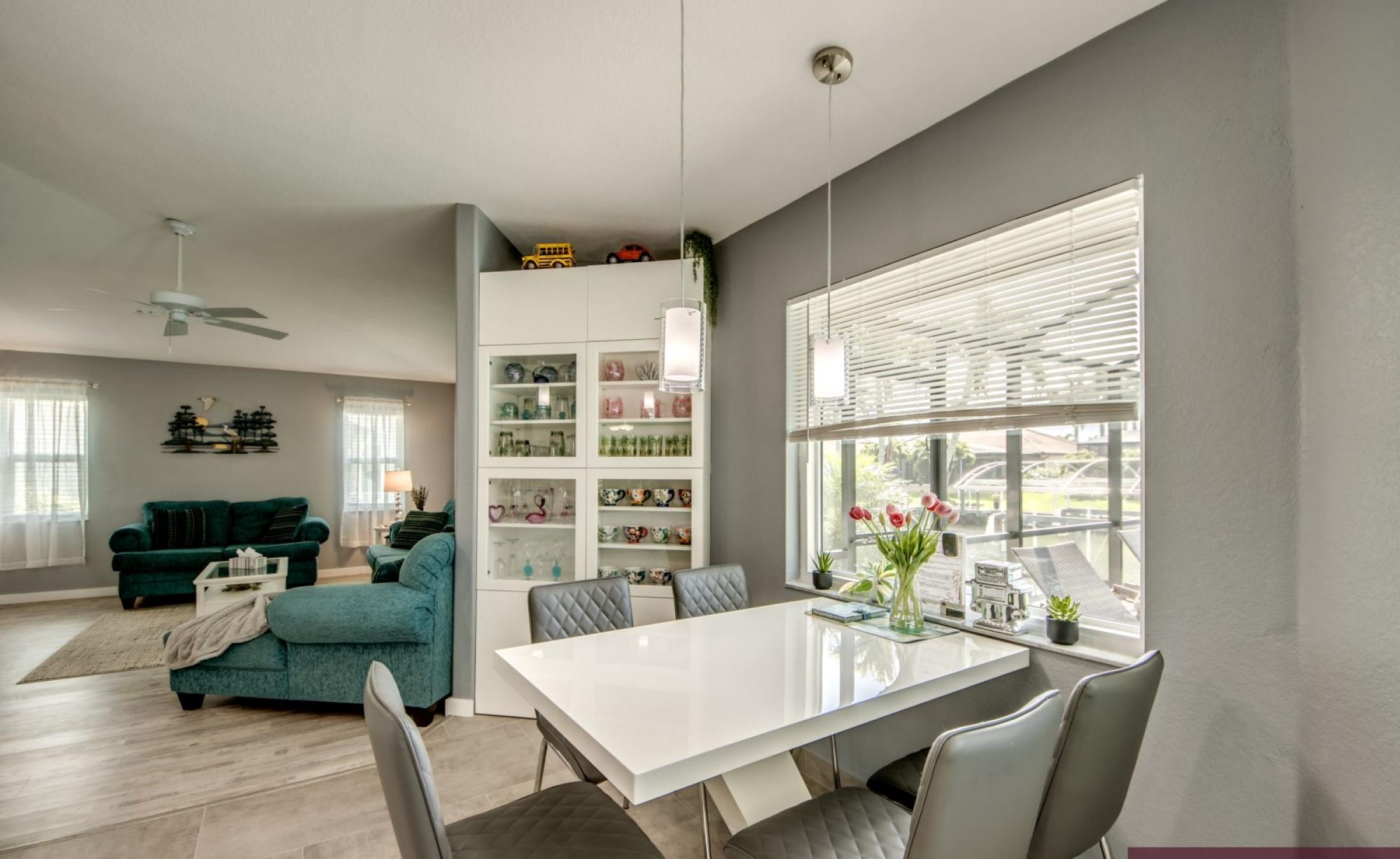 Beheizter Pool am Kanal mit privatem Bootsdock und Bootslift.