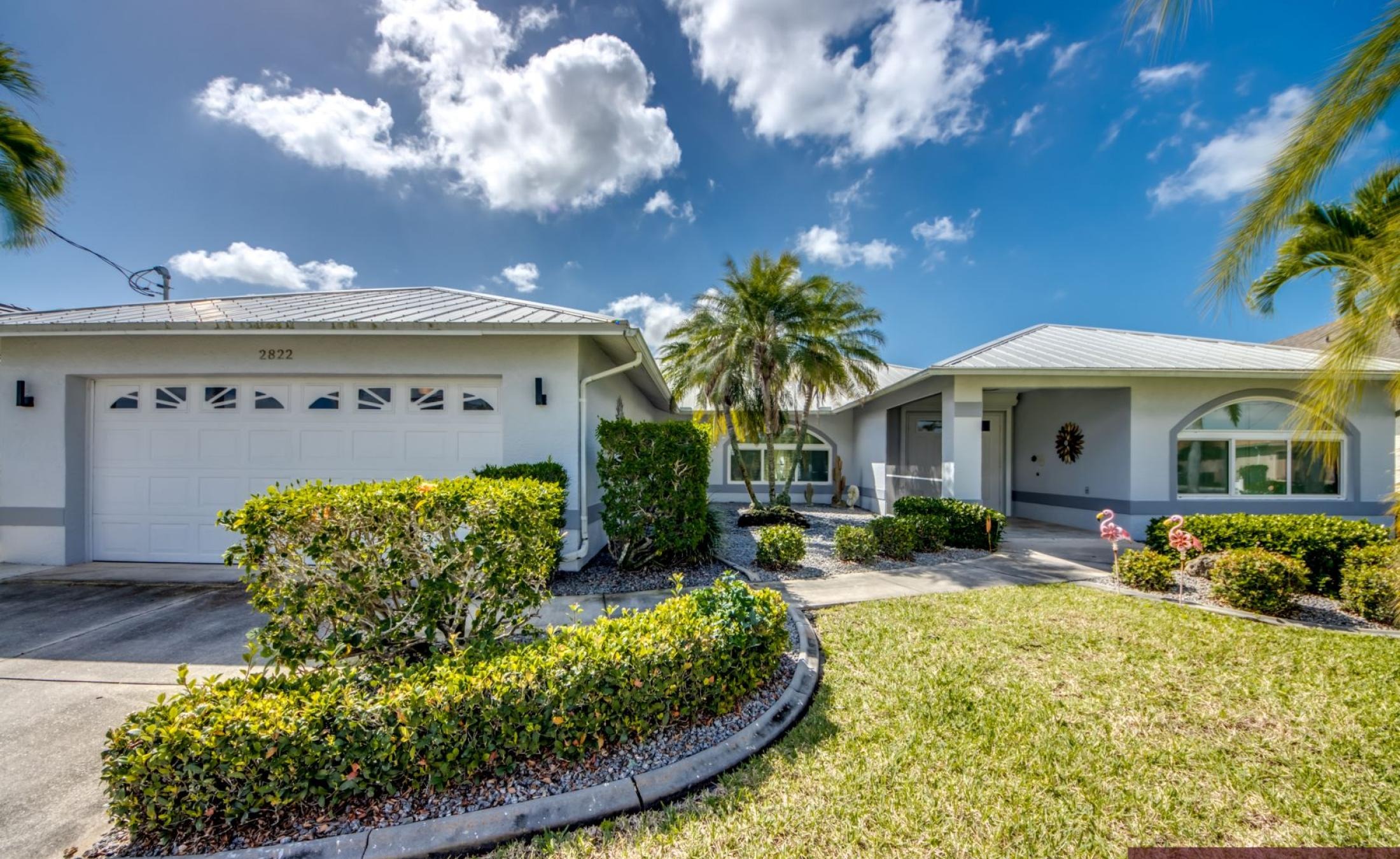 Sonniges Pooldeck mit beheiztem Pool und Blick auf den Kanal.