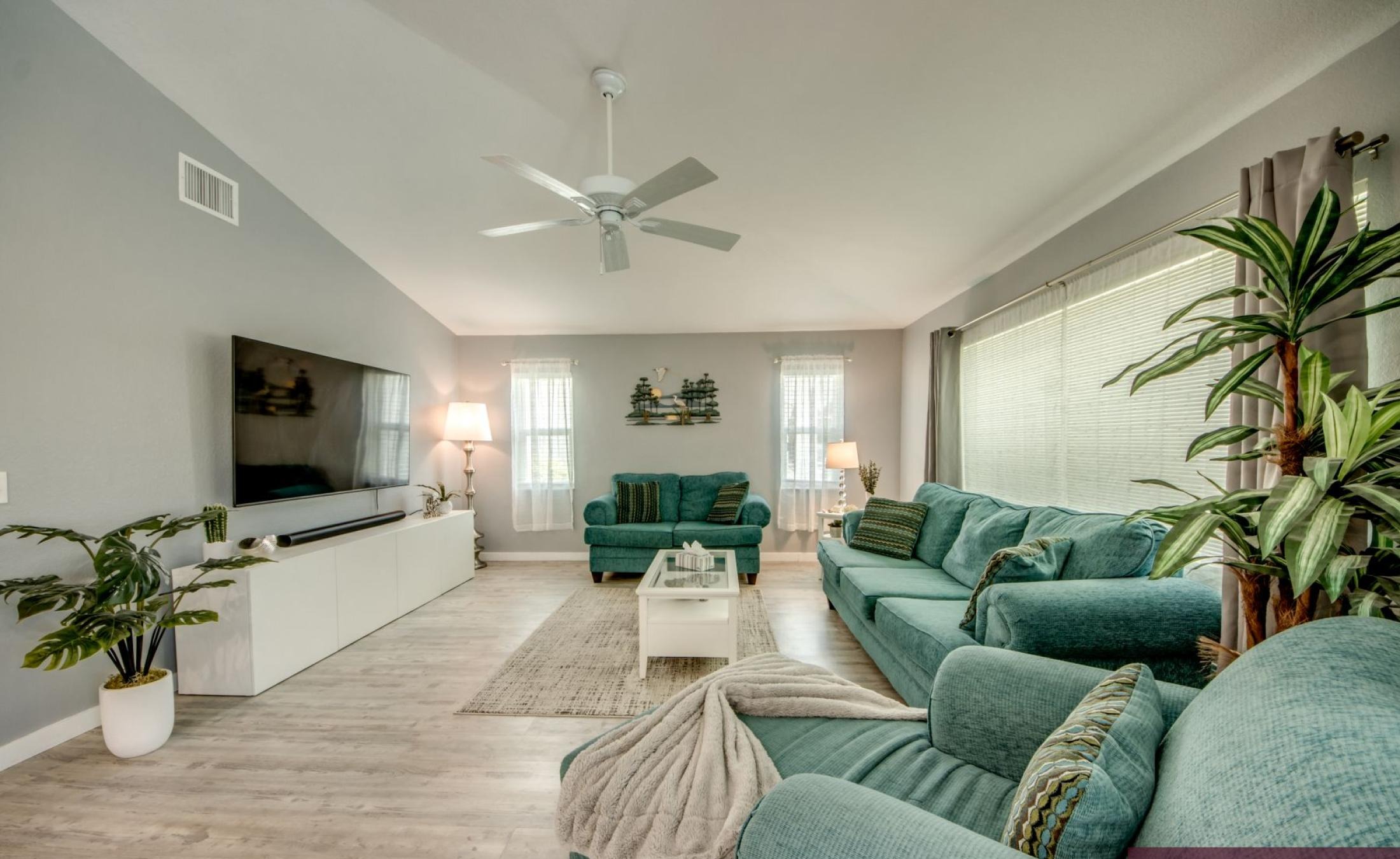 Beheizter Pool mit Sonnendeck am Kanal und privatem Bootsdock.