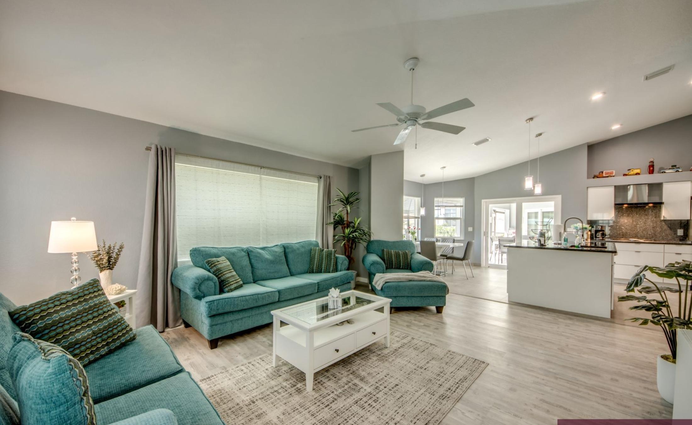 Beheizter Pool am Kanal mit privatem Bootsdock und Bootslift.