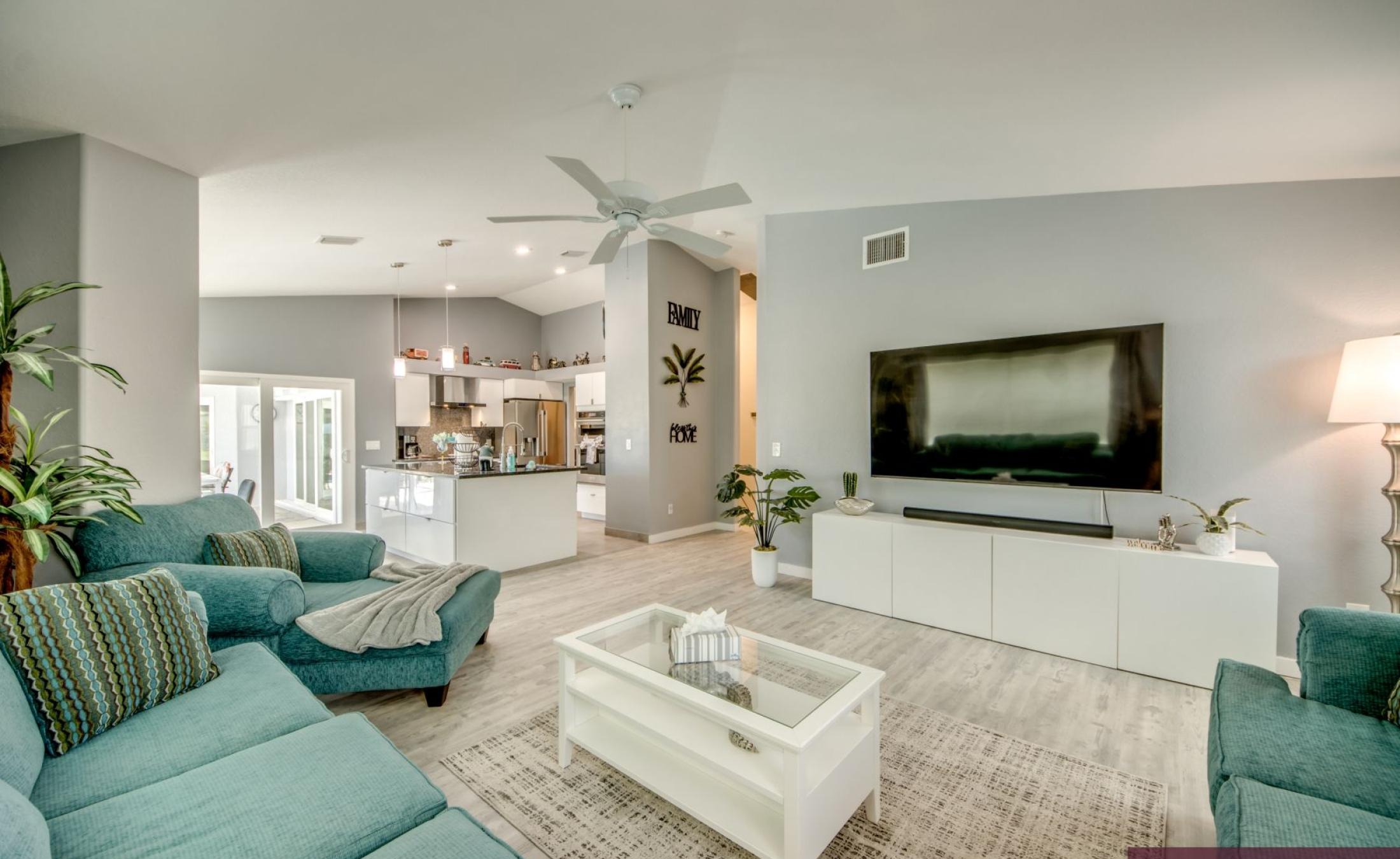 Sonniges Pooldeck mit beheiztem Pool am Kanal und privatem Bootsdock.