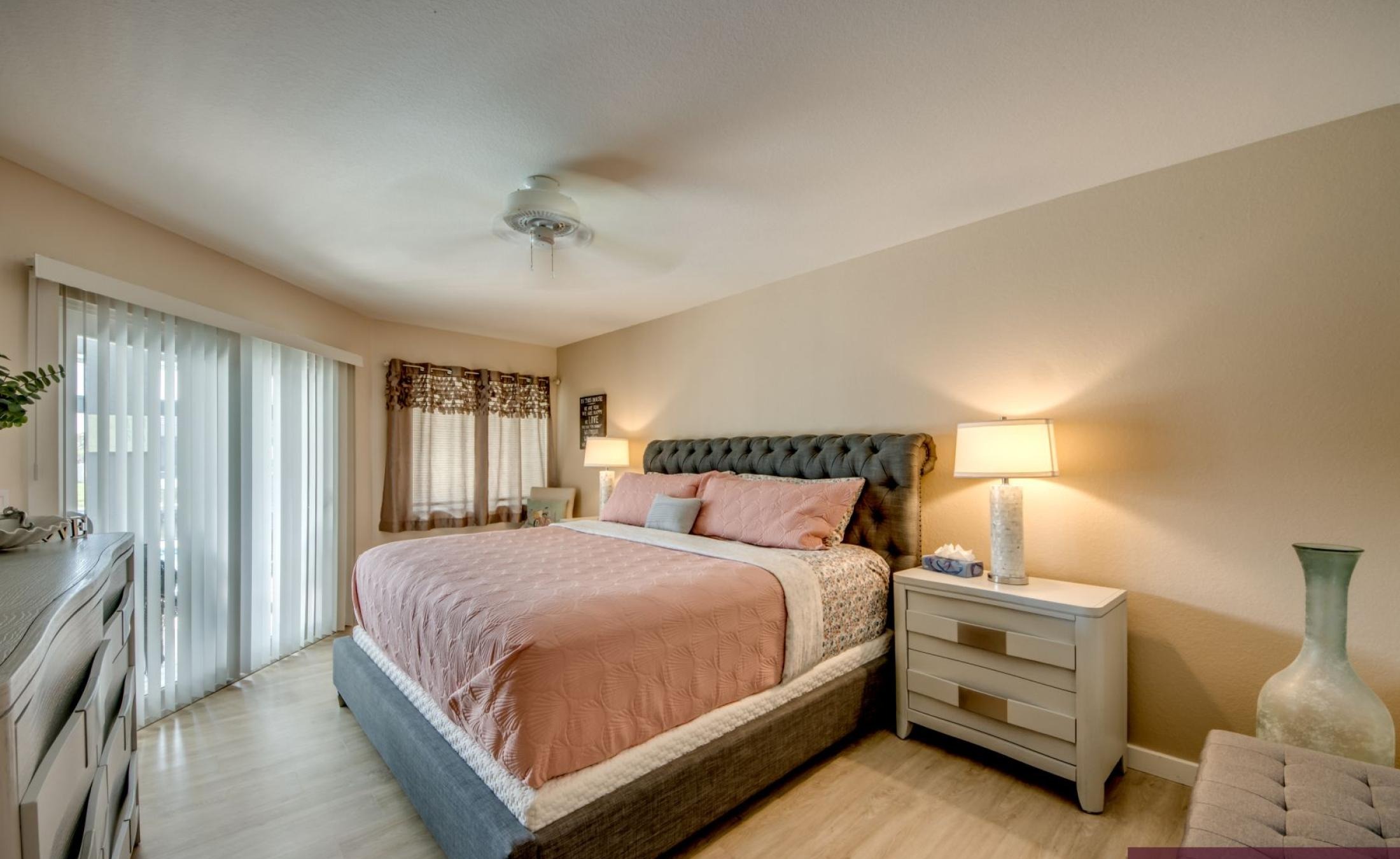 Sonniges Pooldeck mit beheiztem Pool am Kanal und privatem Bootsdock.