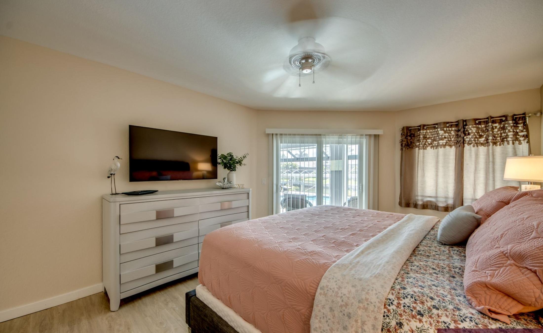 Beheizter Pool mit Sonnenliegen am Kanal und privatem Bootsdock.