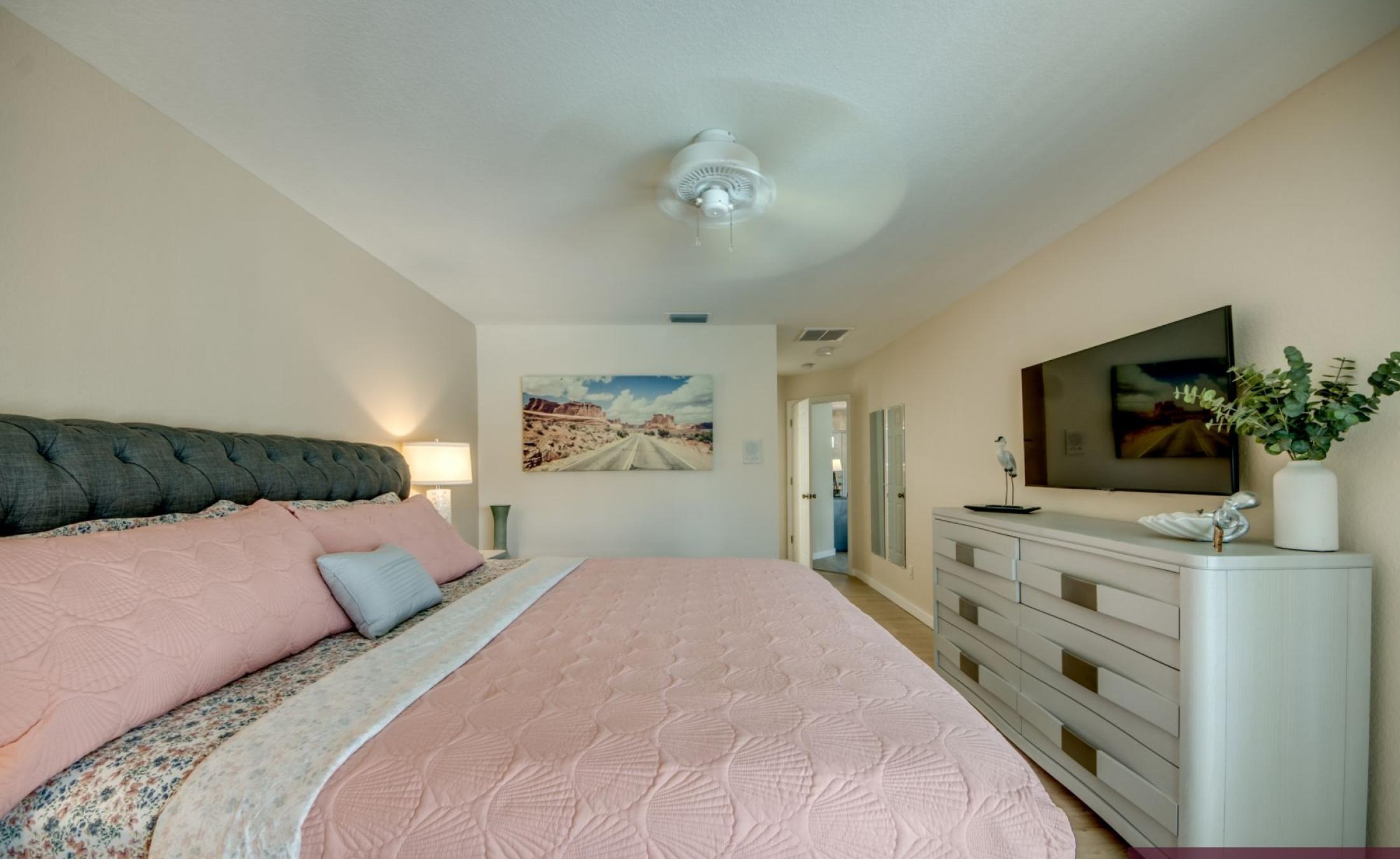 Beheizter Pool mit Sonnenliegen am Kanal und privatem Bootsdock.