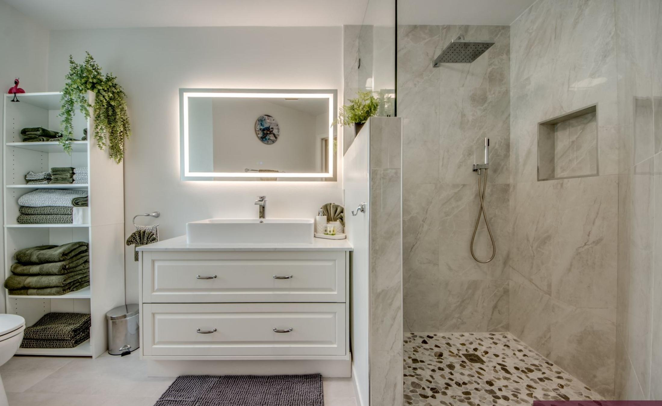 Beheizter Pool am Kanal mit Bootsdock und Wasserblick.