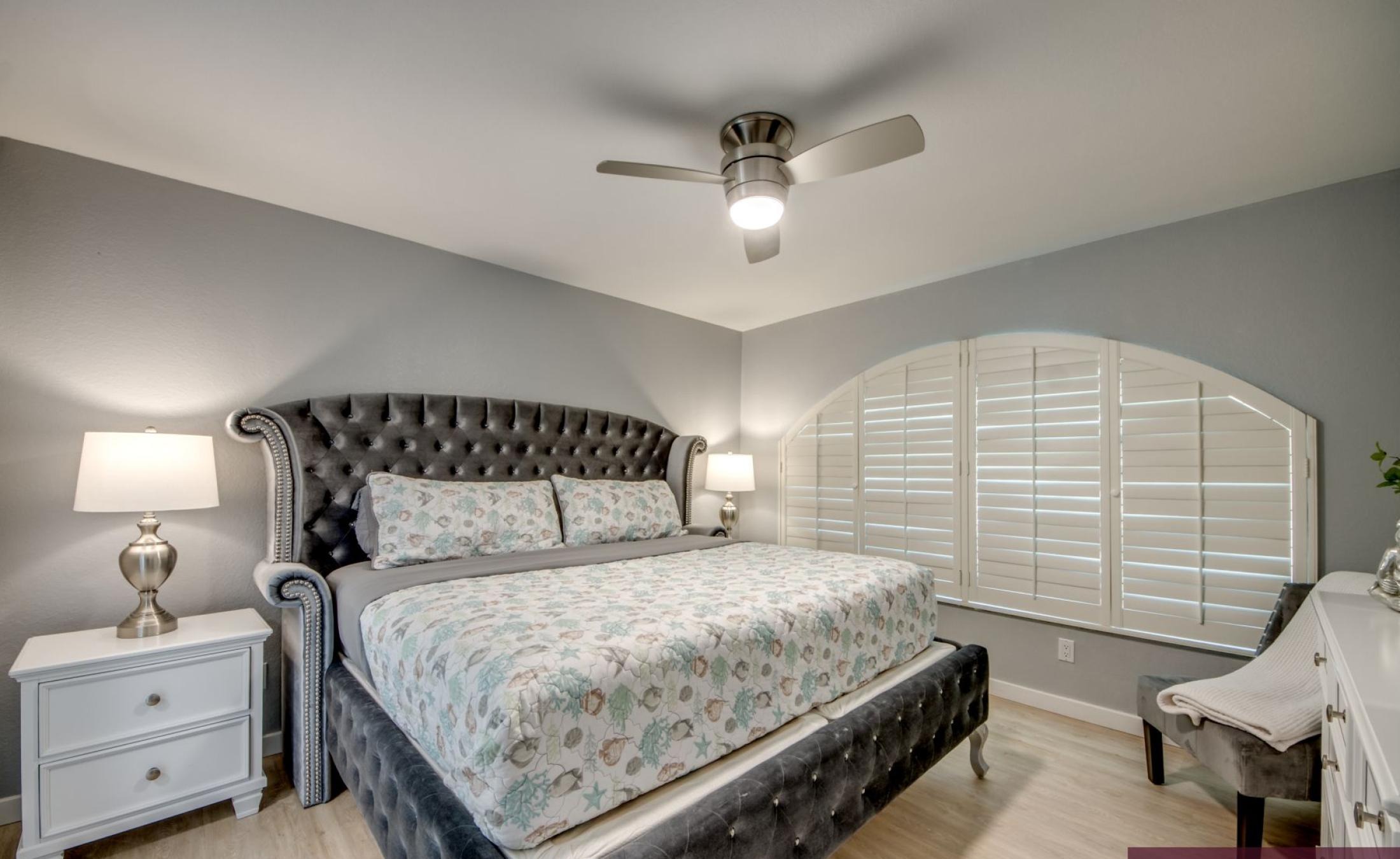 Beheizter Pool am Kanal mit Sonnendeck in Südausrichtung und privatem Bootsdock.