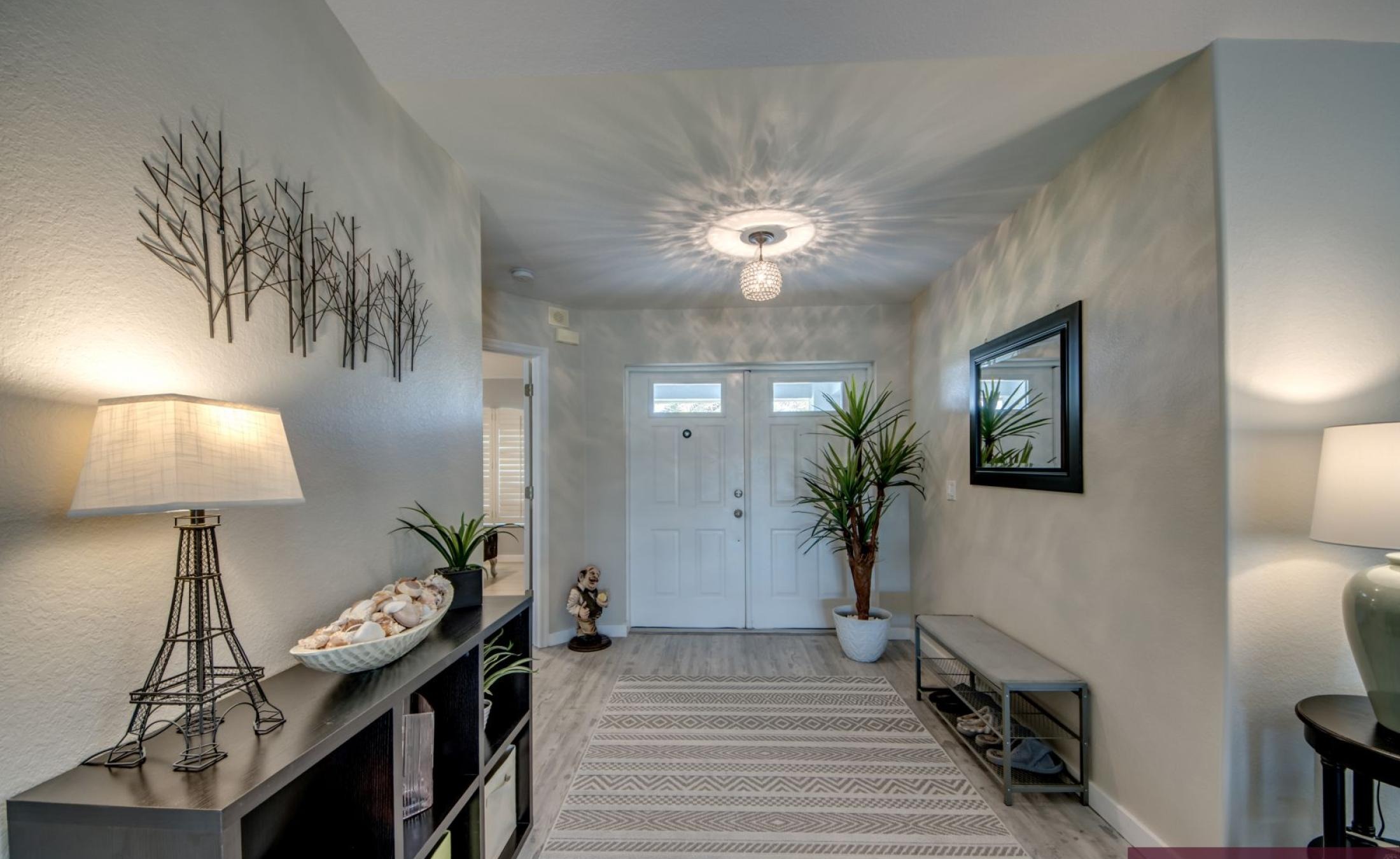 Sonniges Pooldeck mit beheiztem Pool und Blick auf den Kanal.