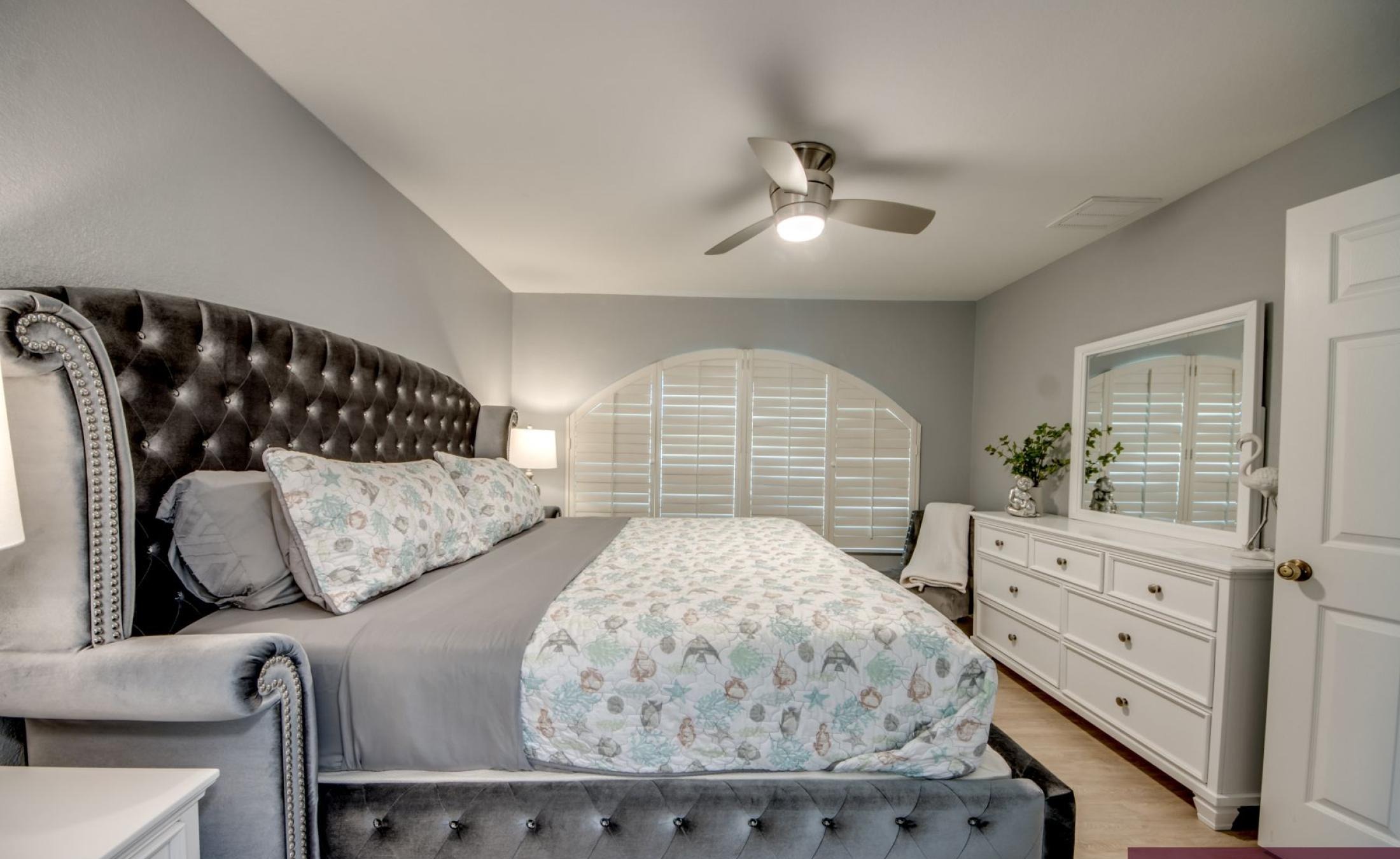 Beheizter Pool am Kanal mit privatem Bootsdock und Bootslift.