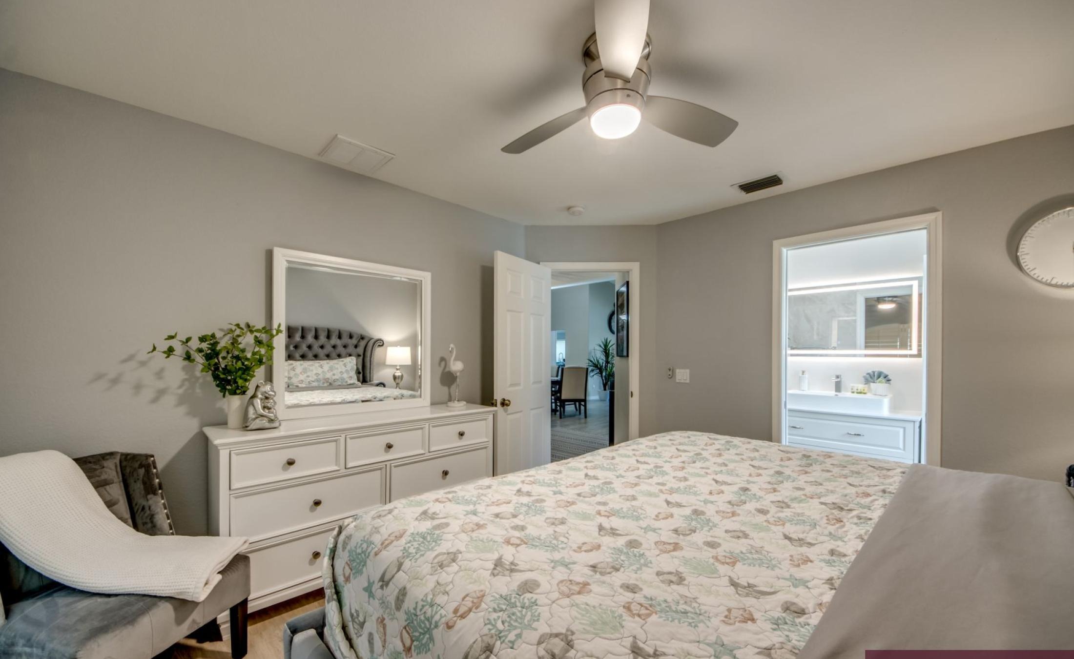 Beheizter Pool am Kanal mit privatem Bootsdock und Bootslift.