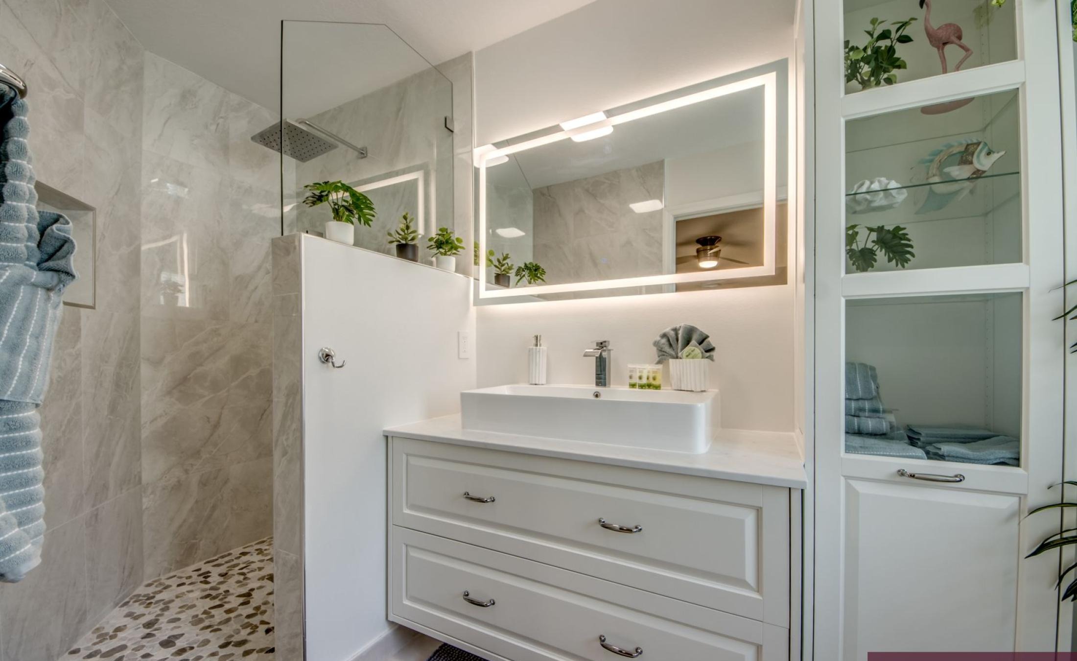 Sonniges Pooldeck mit beheiztem Pool und Blick auf den Kanal.