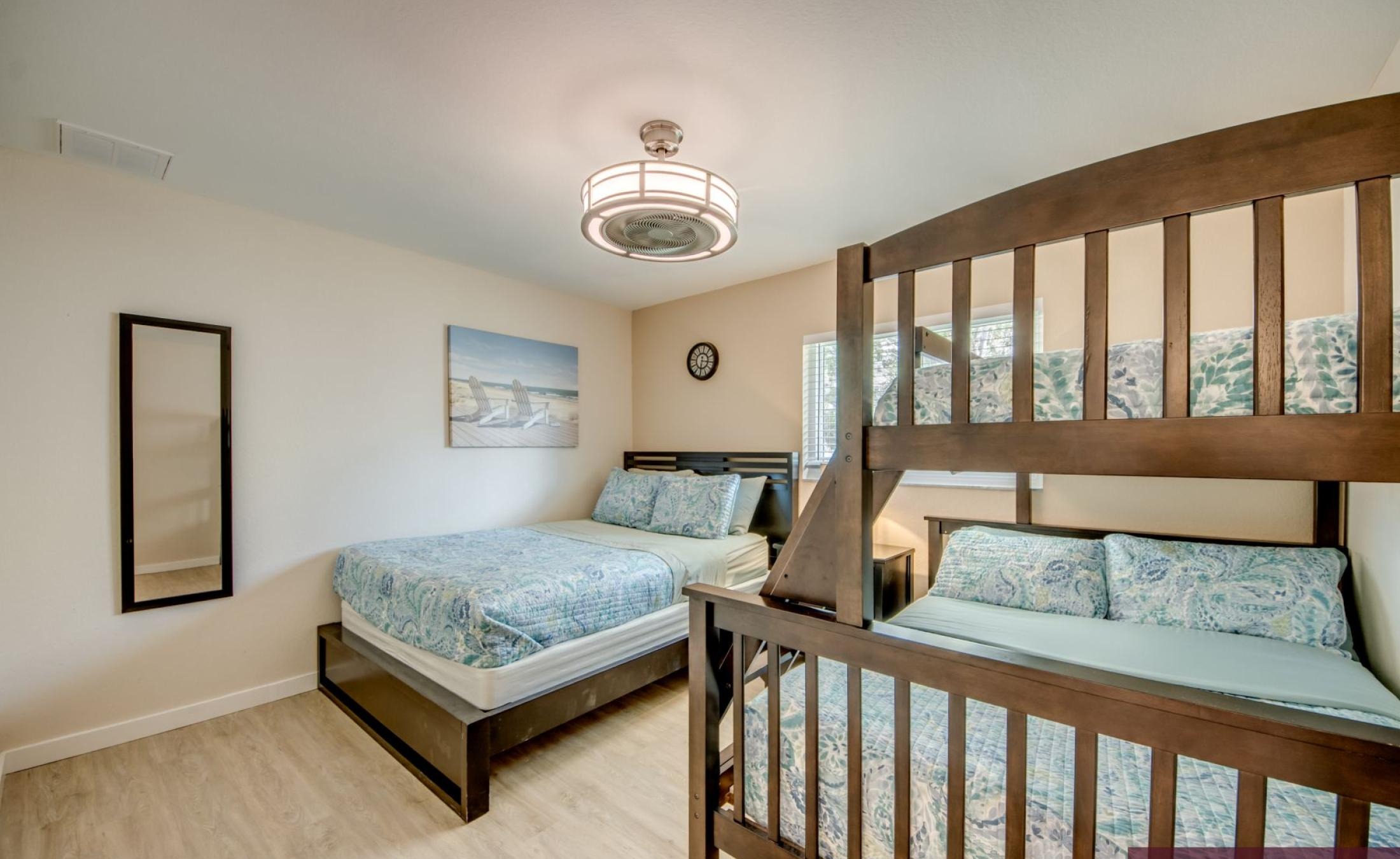 Sonniges Pooldeck mit beheiztem Pool am Kanal und privatem Bootsdock.