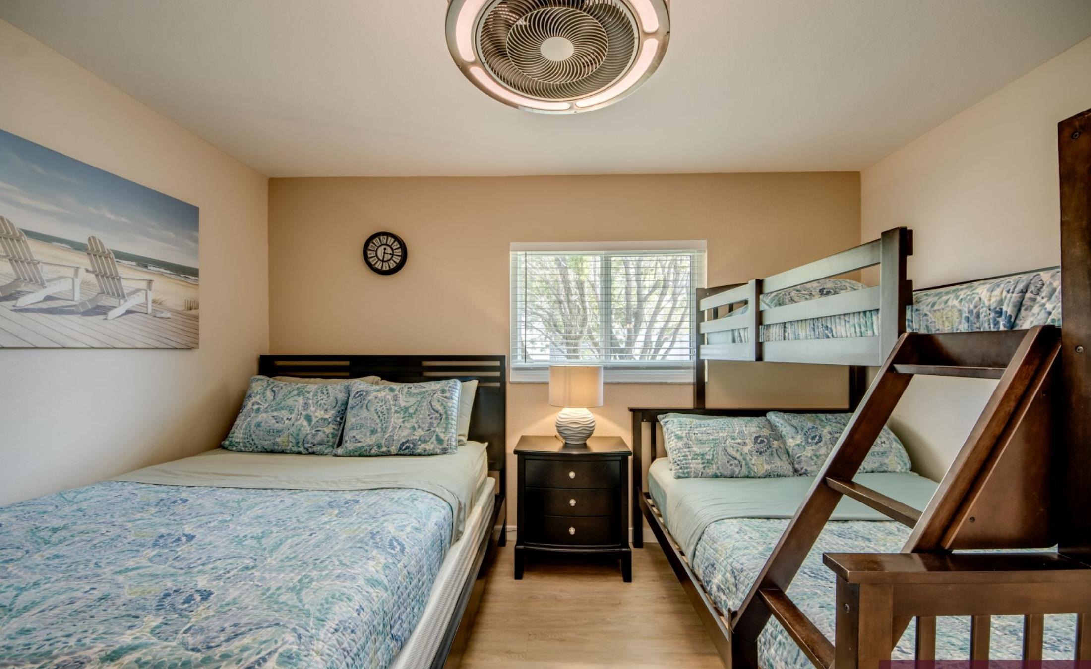 Sonniges Pooldeck mit beheiztem Pool und Blick auf den Kanal.