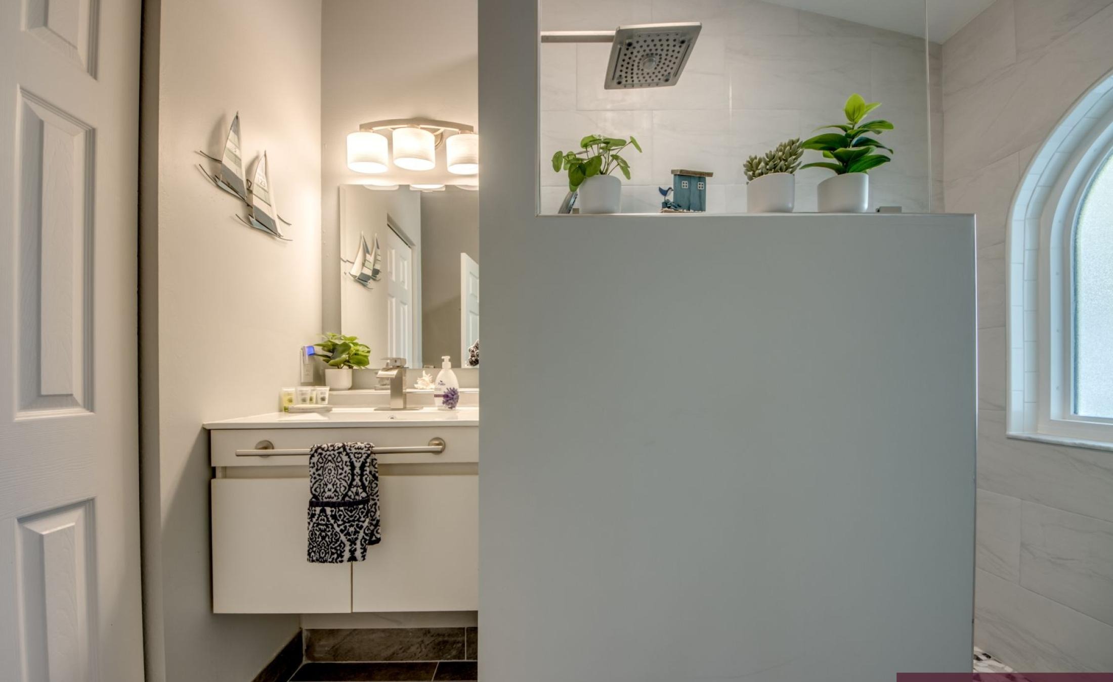 Beheizter Pool am Kanal mit Bootsdock und Wasserblick