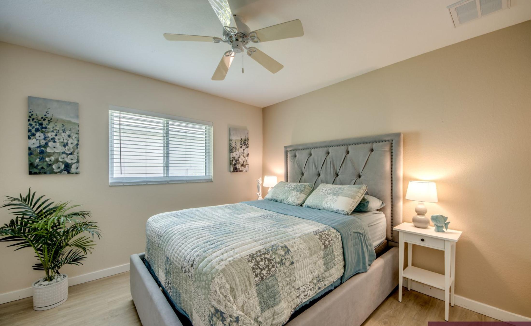 Sonniges Pooldeck mit beheiztem Pool am Kanal und privatem Bootsdock.