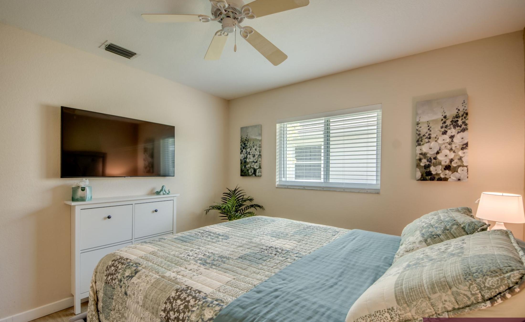 Sonniges Pooldeck mit beheiztem Pool am Kanal und privatem Bootsdock.