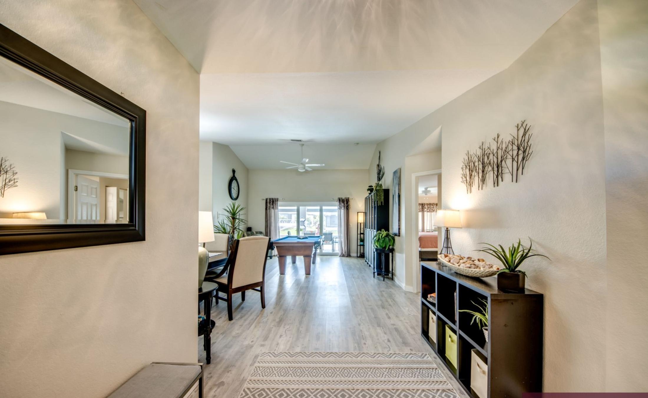 Südseitiger Pool am Kanal mit Wasserblick und Bootsdock.