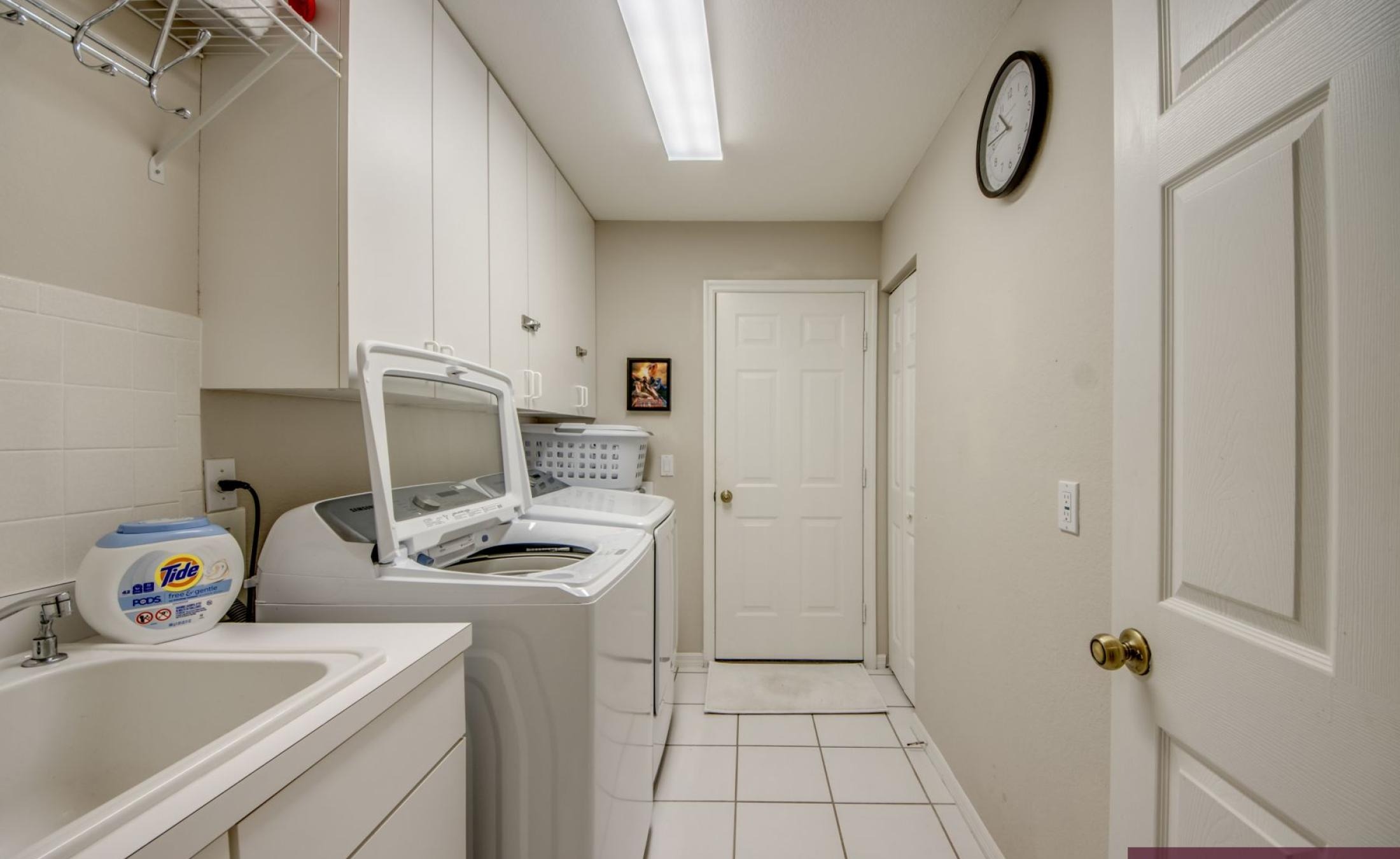 Beheizter Pool am Kanal mit privatem Bootsdock und Wasserblick.