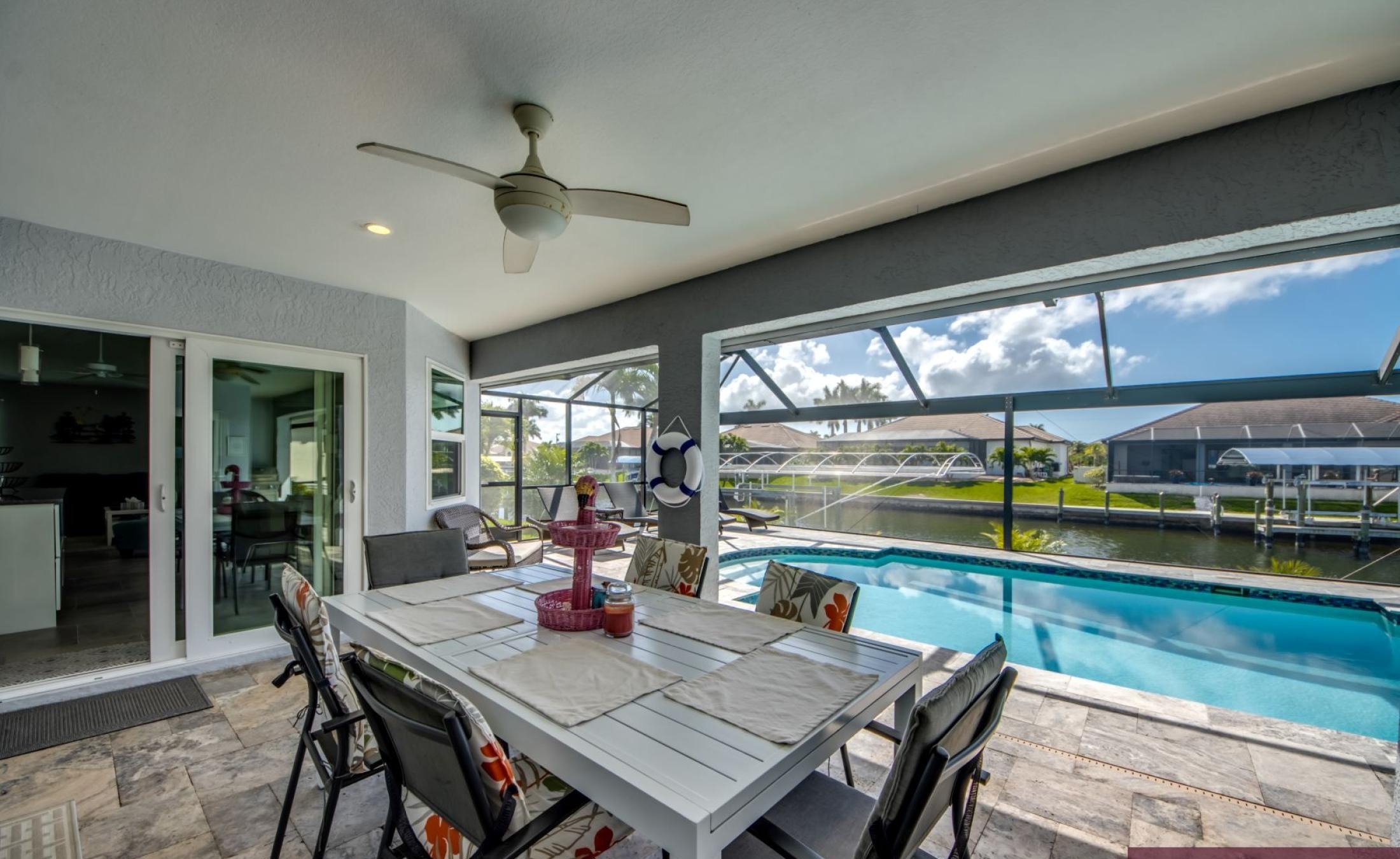 Sonniges Pooldeck mit beheiztem Pool und Blick auf den Kanal.