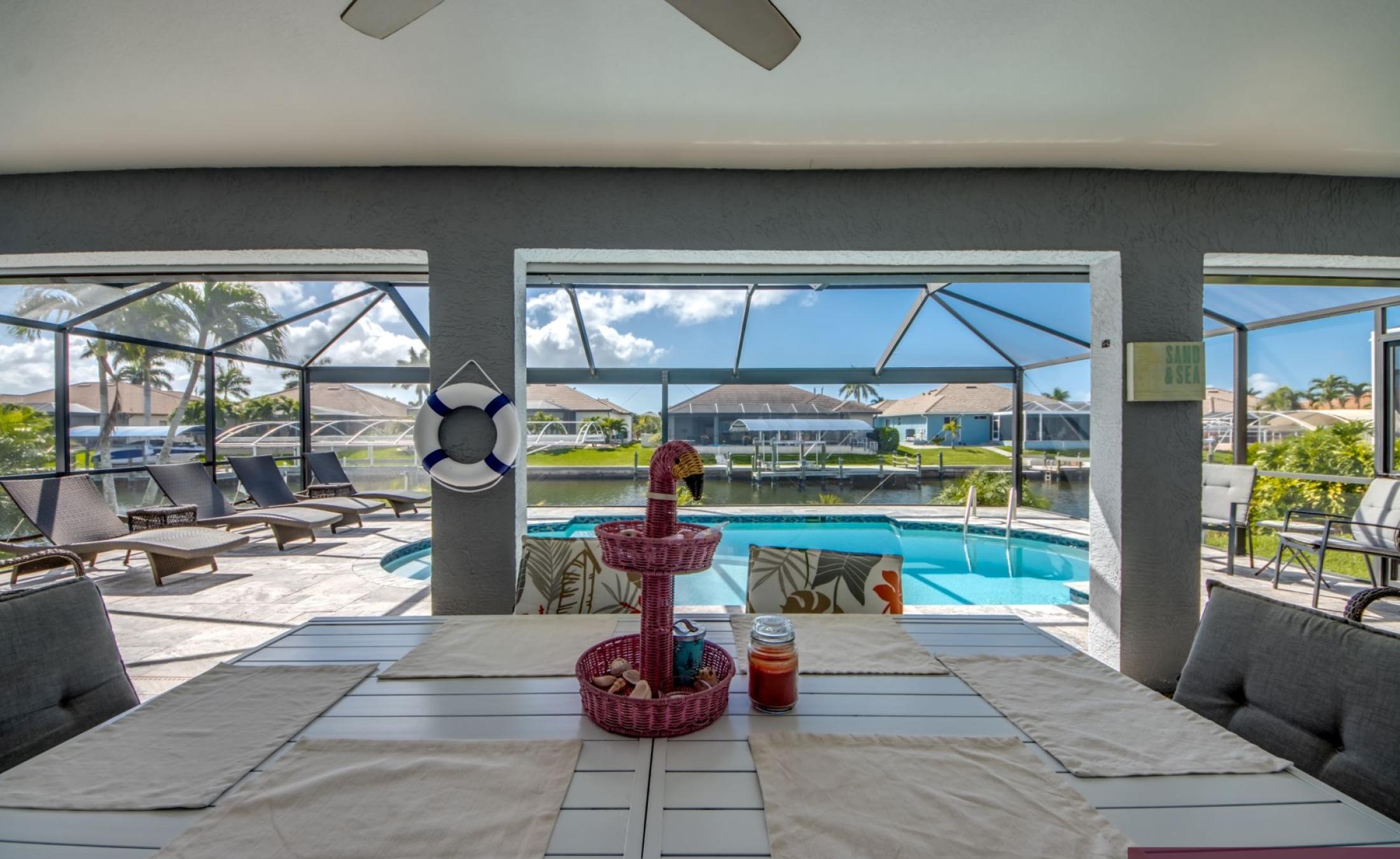 Beheizter Pool am Kanal mit privatem Bootsdock und Bootslift.