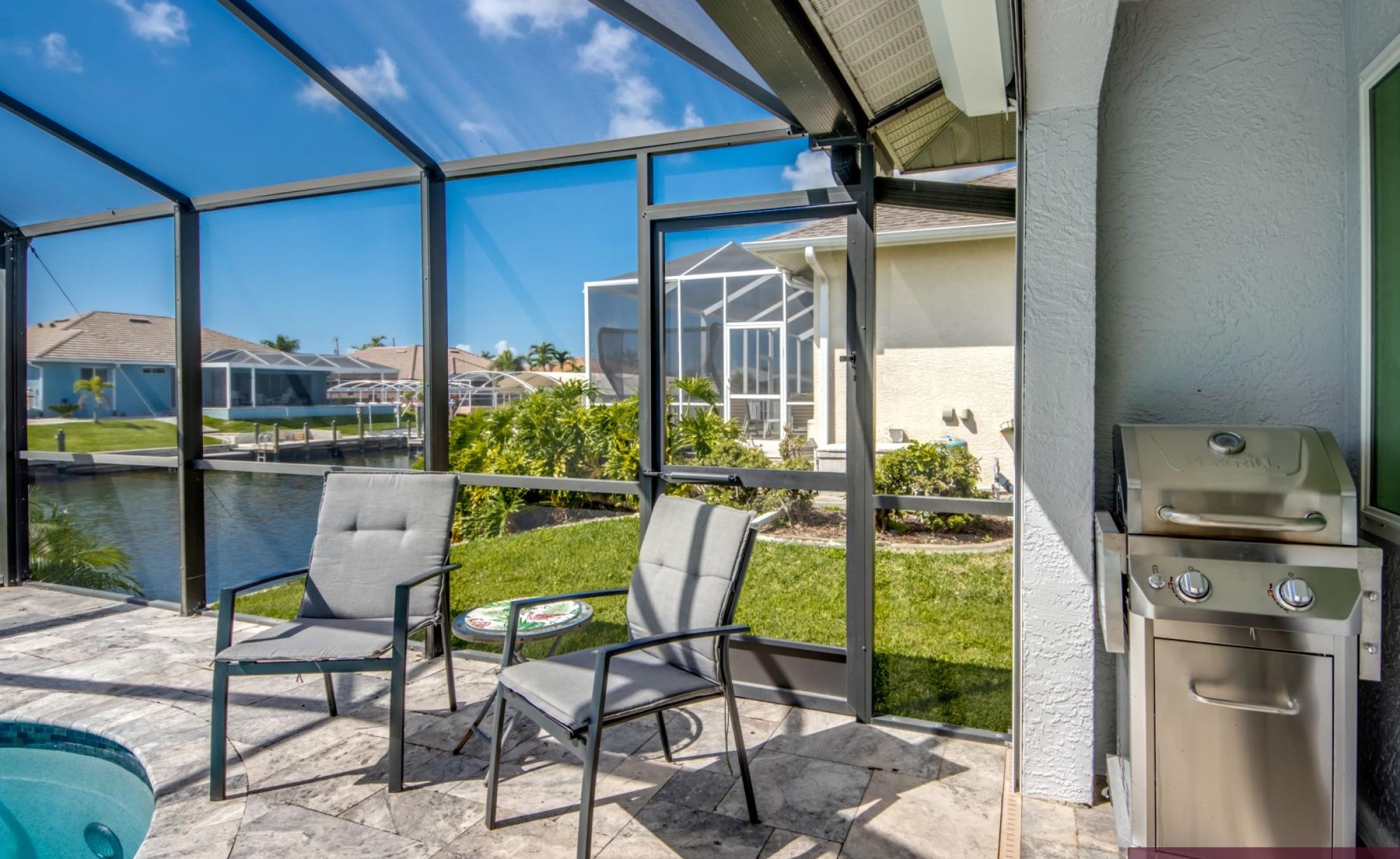 Sonniges Pooldeck mit beheiztem Pool am Kanal und privatem Bootsdock.