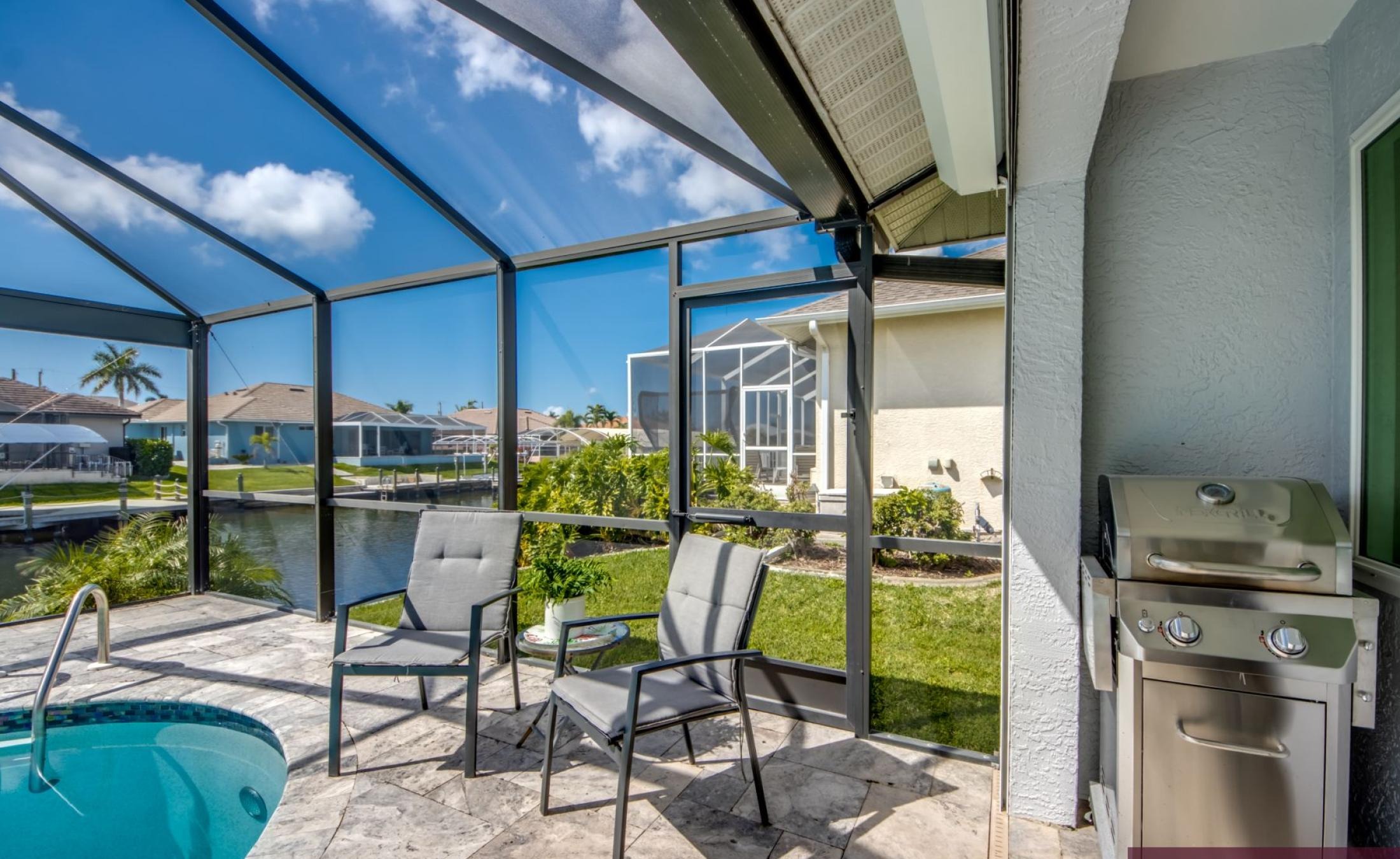 Sonniges Pooldeck mit beheiztem Pool am Kanal und privatem Bootsdock.