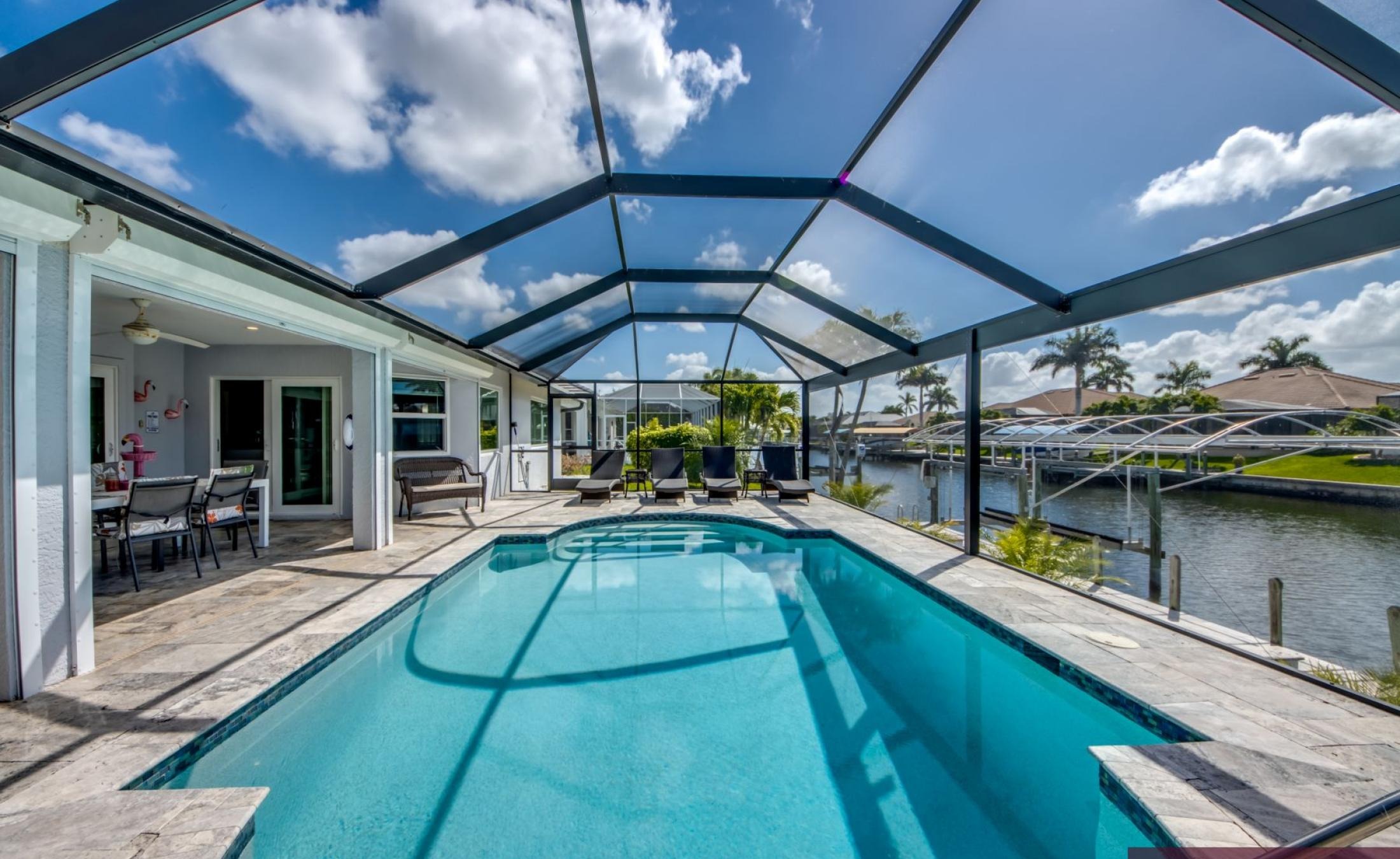 Beheizter Pool am Kanal mit privatem Bootsdock und Wasserblick.