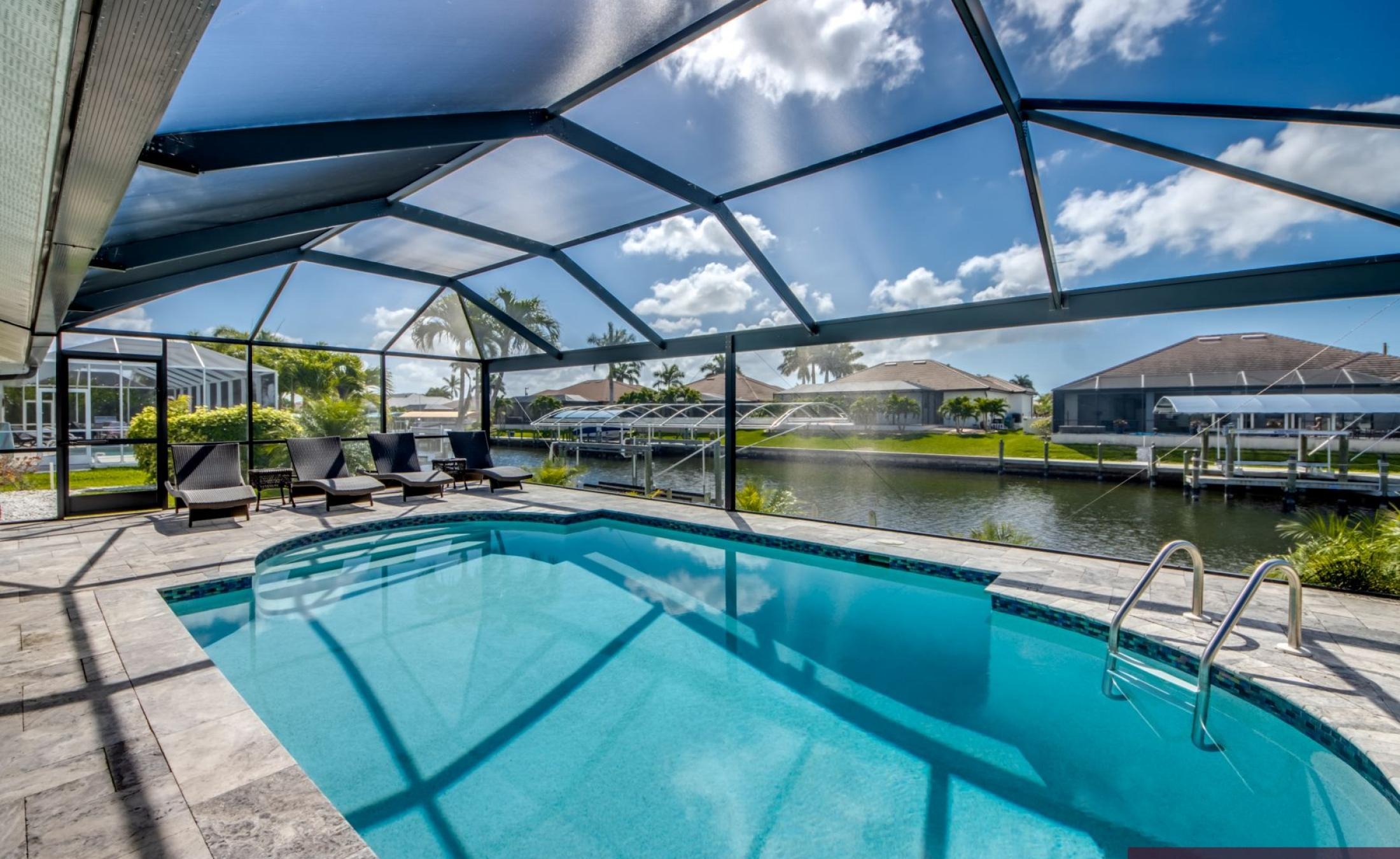 Beheizter Pool am Kanal mit privatem Bootsdock und Bootslift.