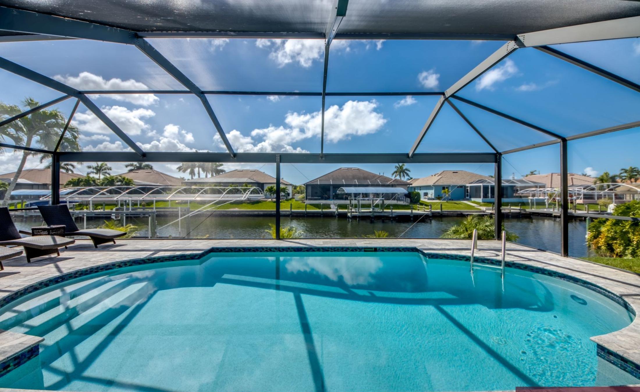 Beheizter Pool am Kanal mit Sonnendeck und privatem Bootsdock.