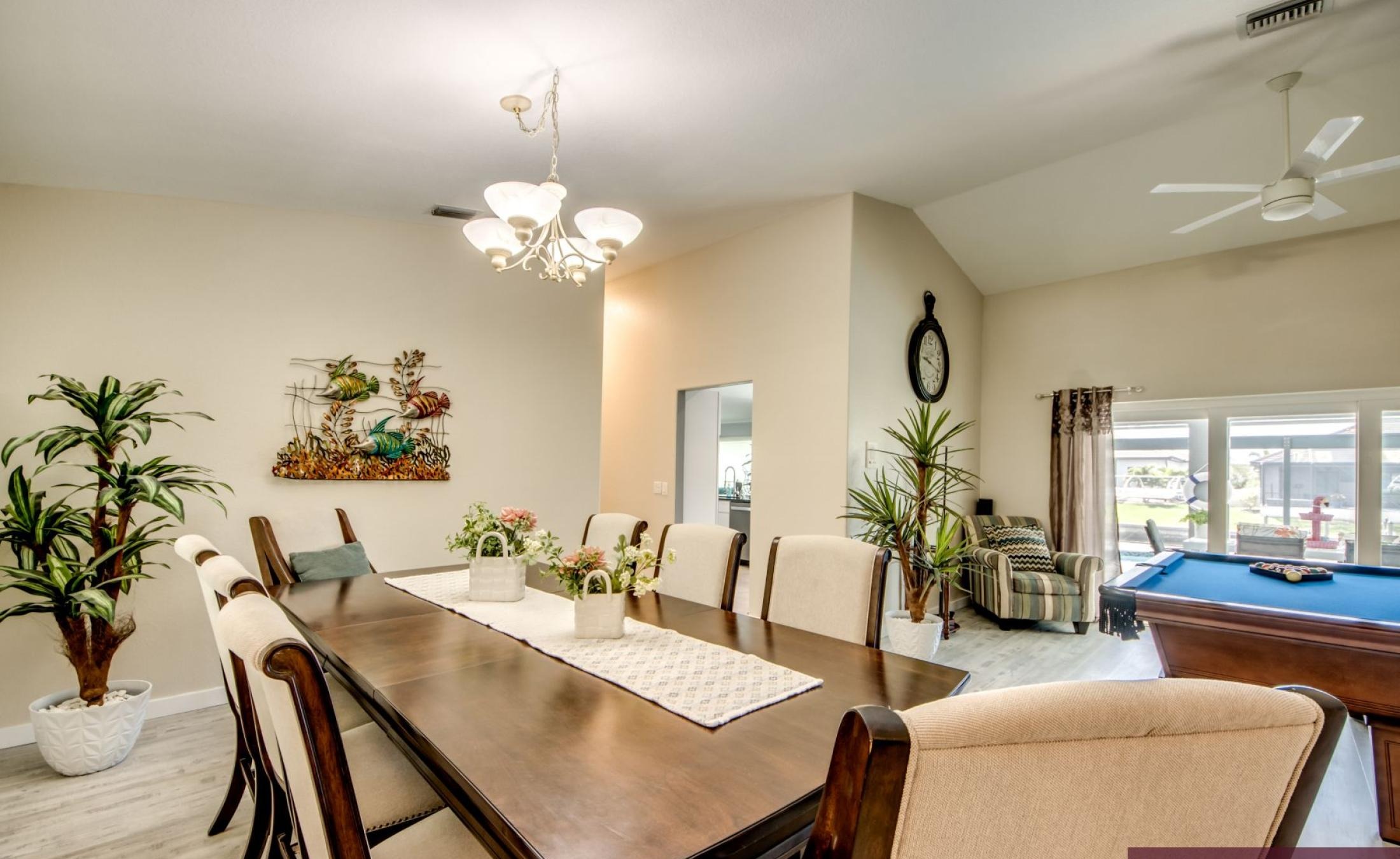 Elektrisch beheizter Pool am Kanal mit Bootsdock und Bootslift.