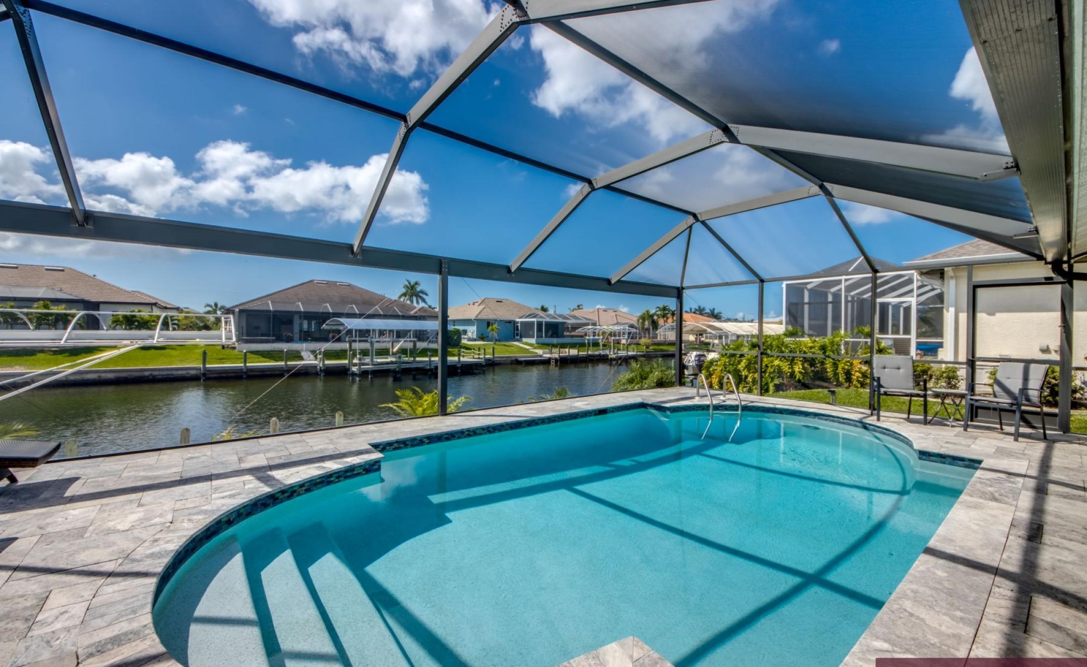 Beheizter Poolbereich mit Liegen und Blick auf den Kanal.